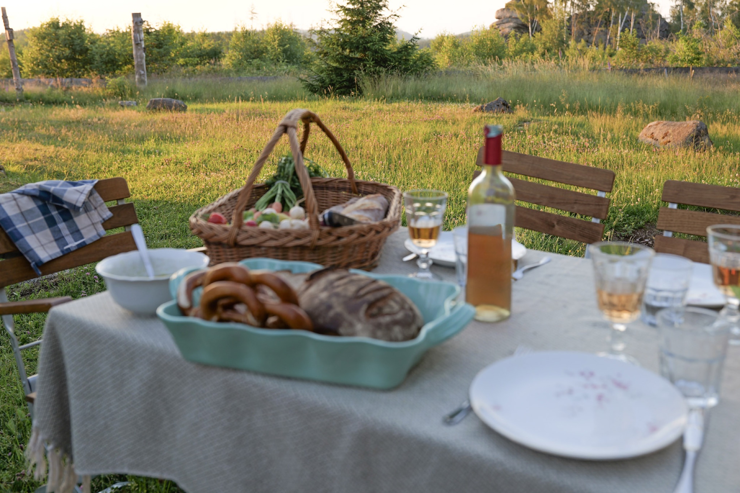 Carlshaus Brezeln Picknicktisch und wein