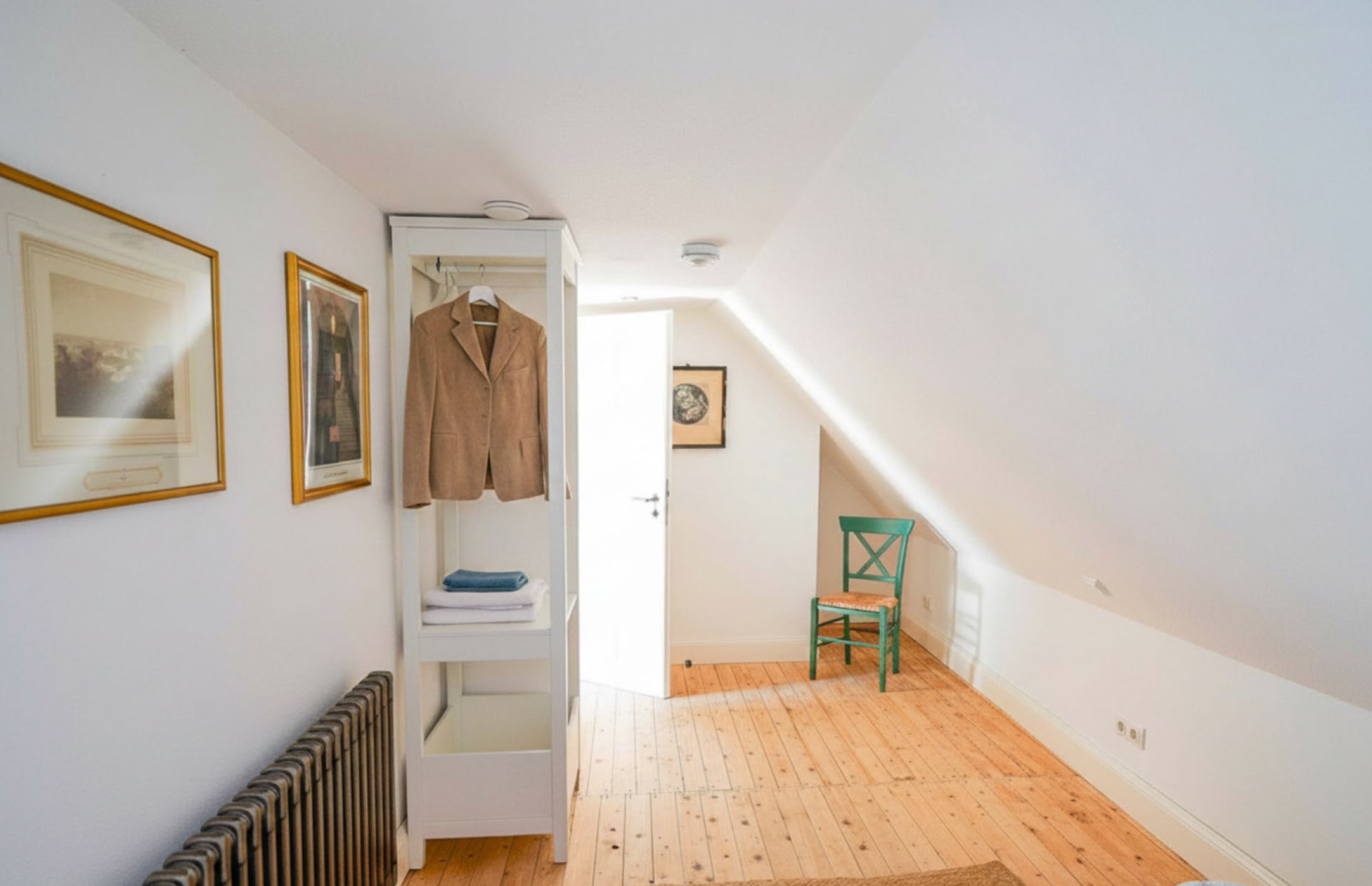 Hexenhaus stuhl in der ecke tuer