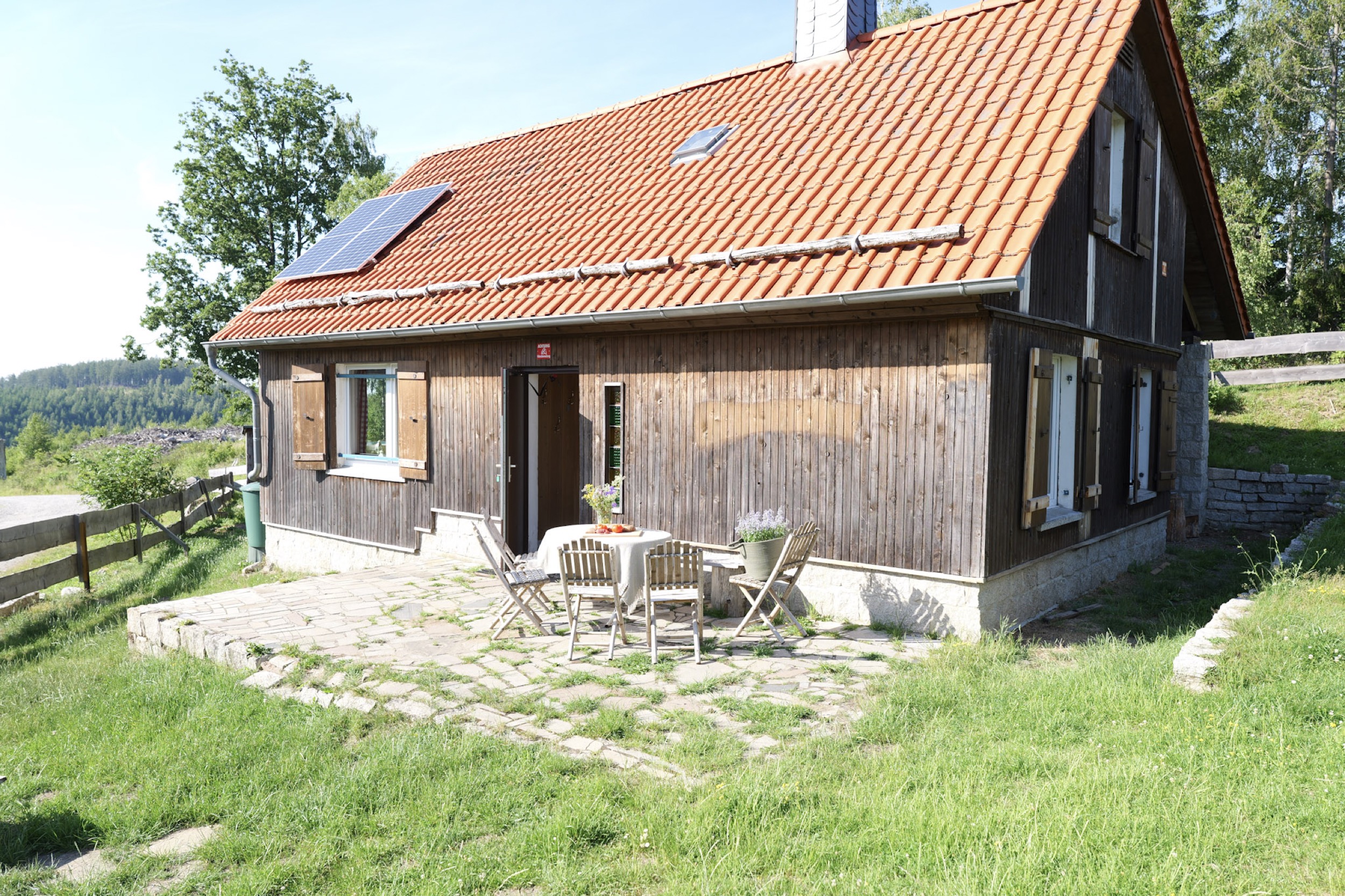 bergwacht aussenansicht haus mit terrasse und sitzgruppe