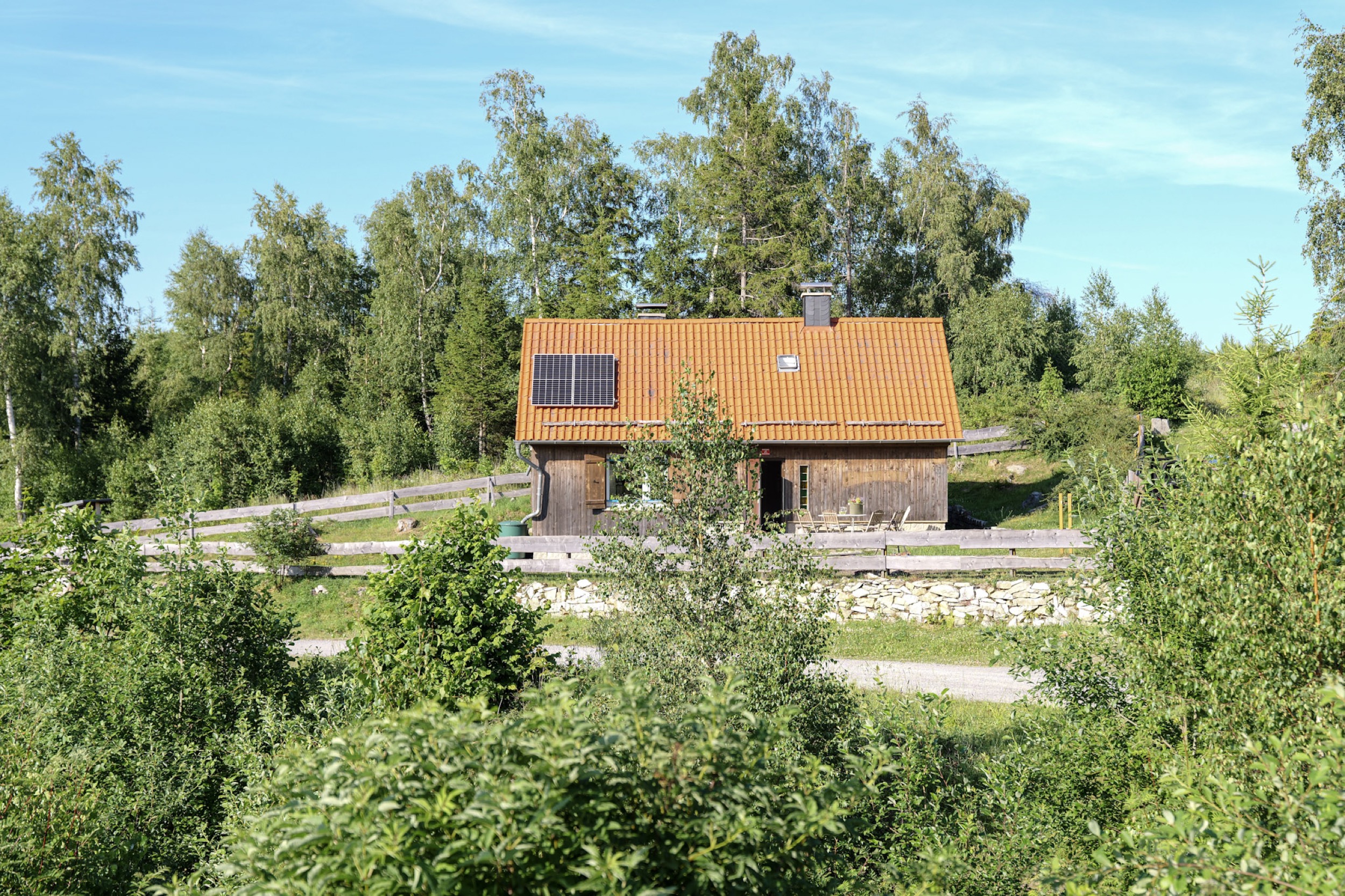 bergwacht aussenansicht haus umgeben von baeumen
