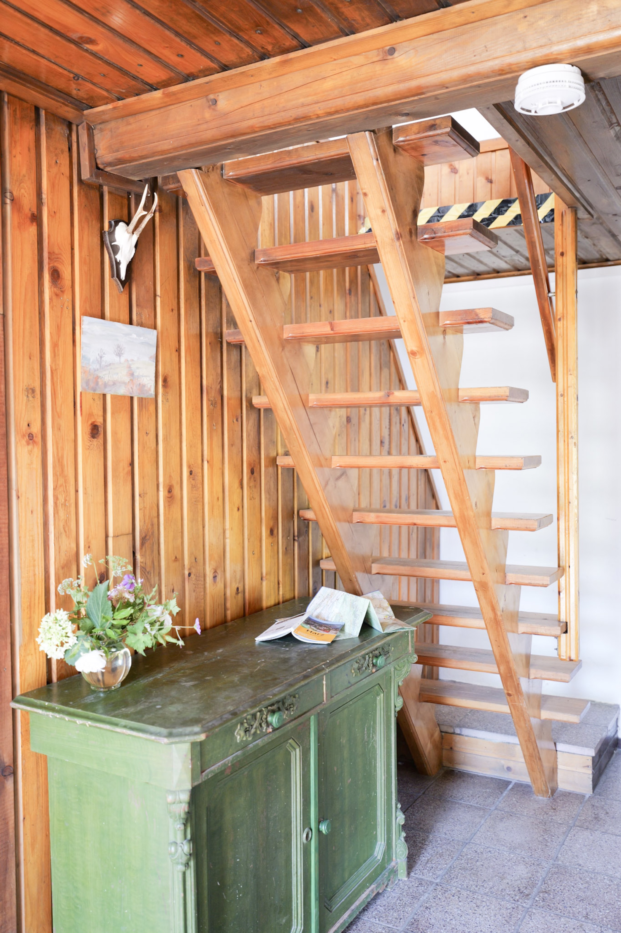 bergwacht-diele-mit-holztreppe-und-gruener-kommode