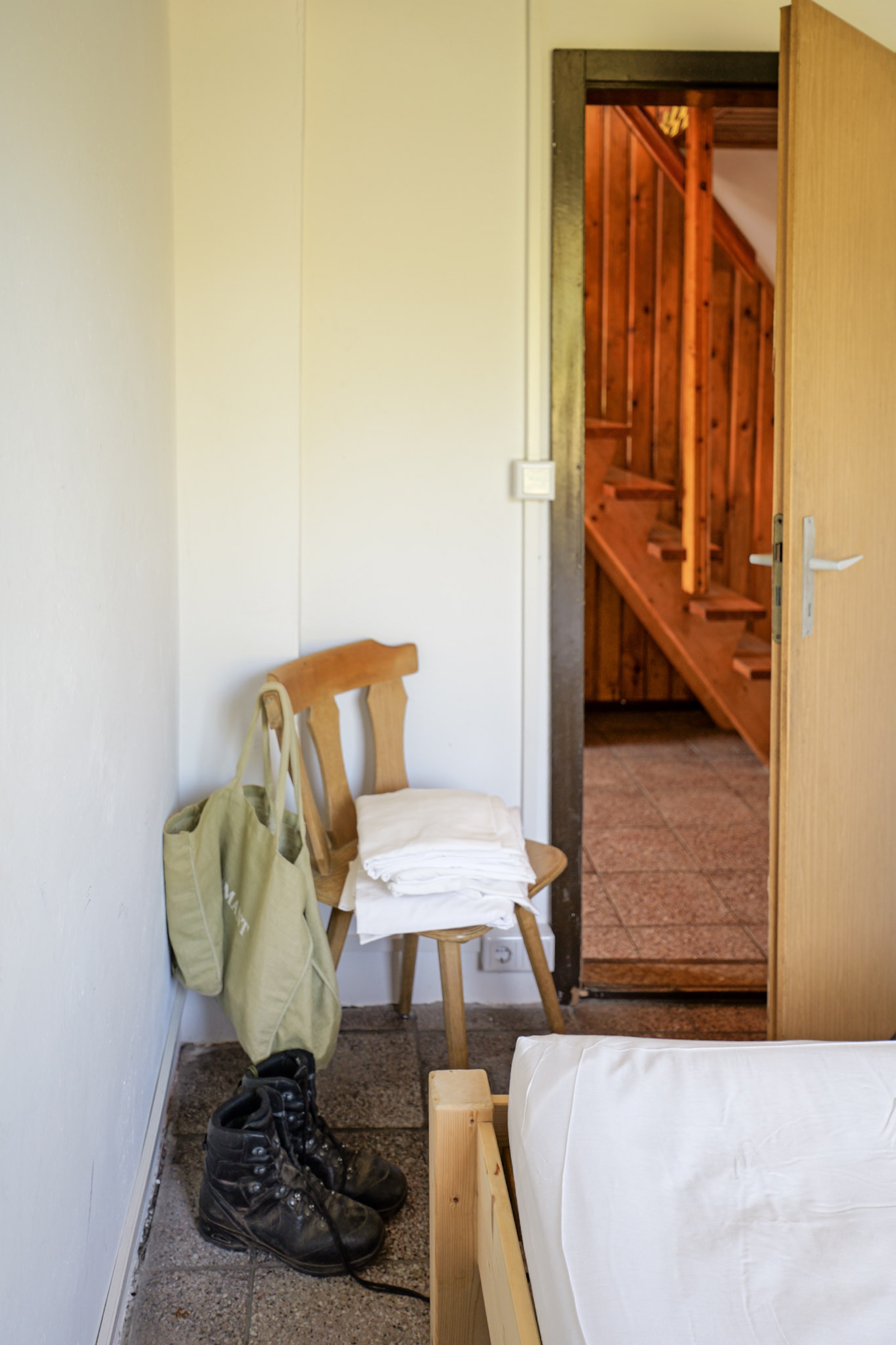 bergwacht-eingangsbereich-wanderschuhe-und-waeschestapel