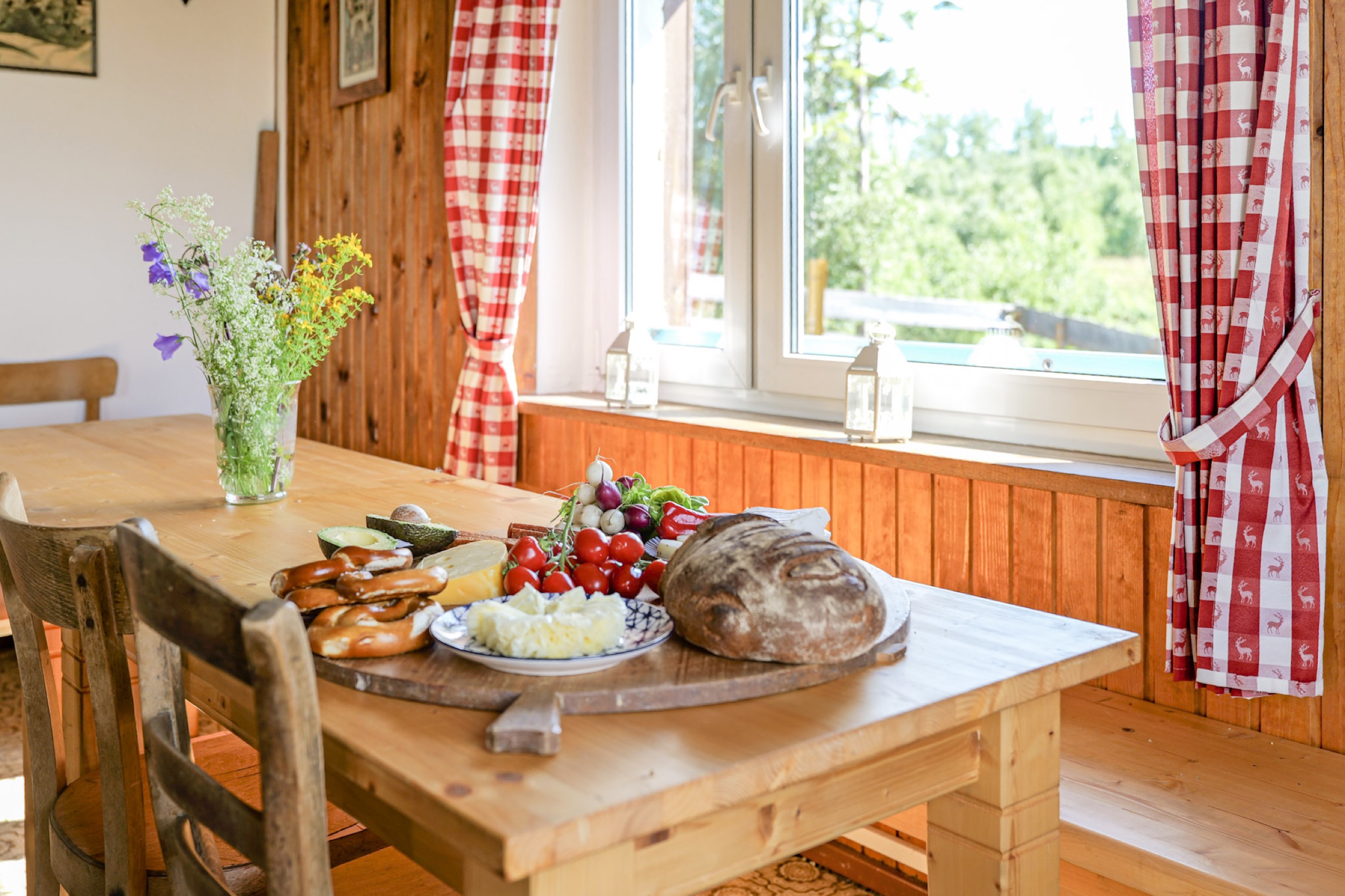 bergwacht esstisch mit brotzeit und fensterblick terrasse