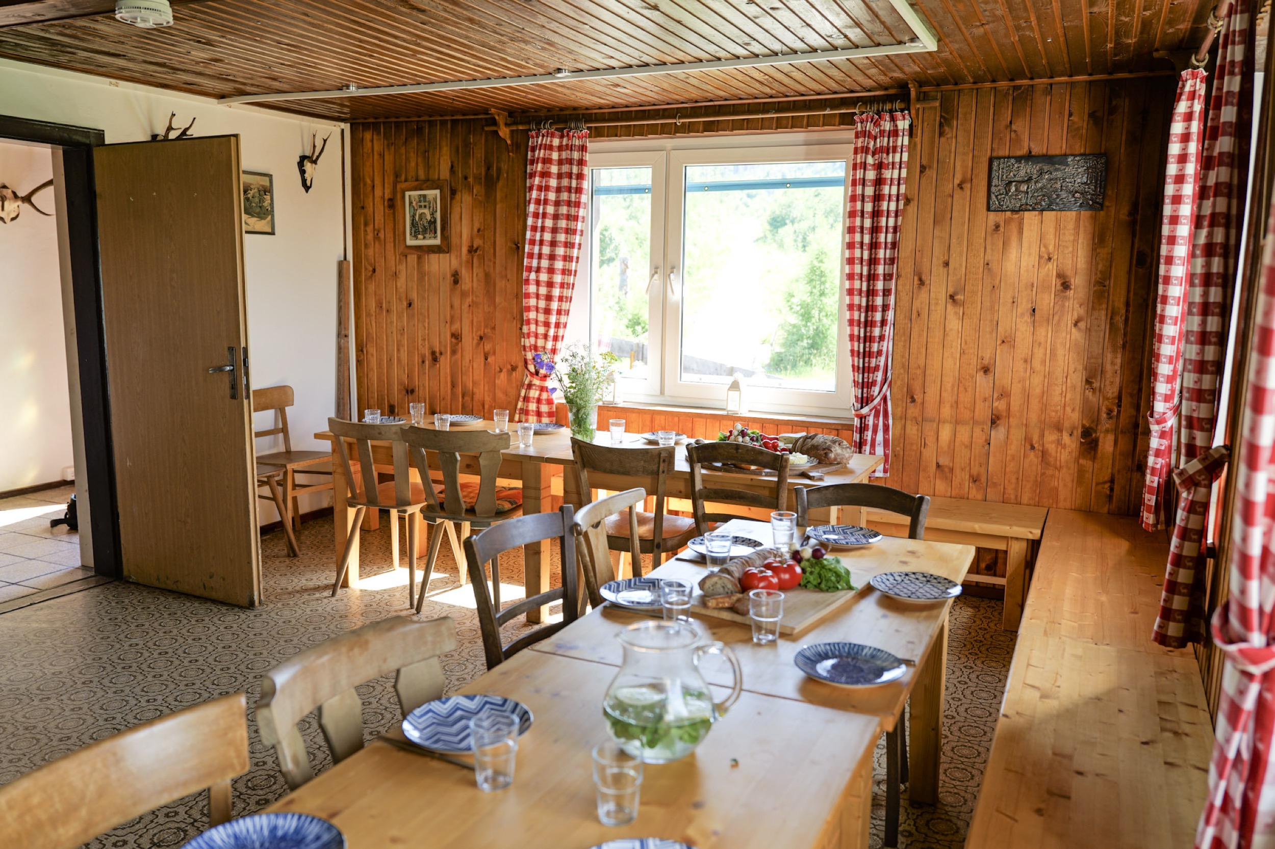 bergwacht esszimmer blick zur offenen tuer mit geweih