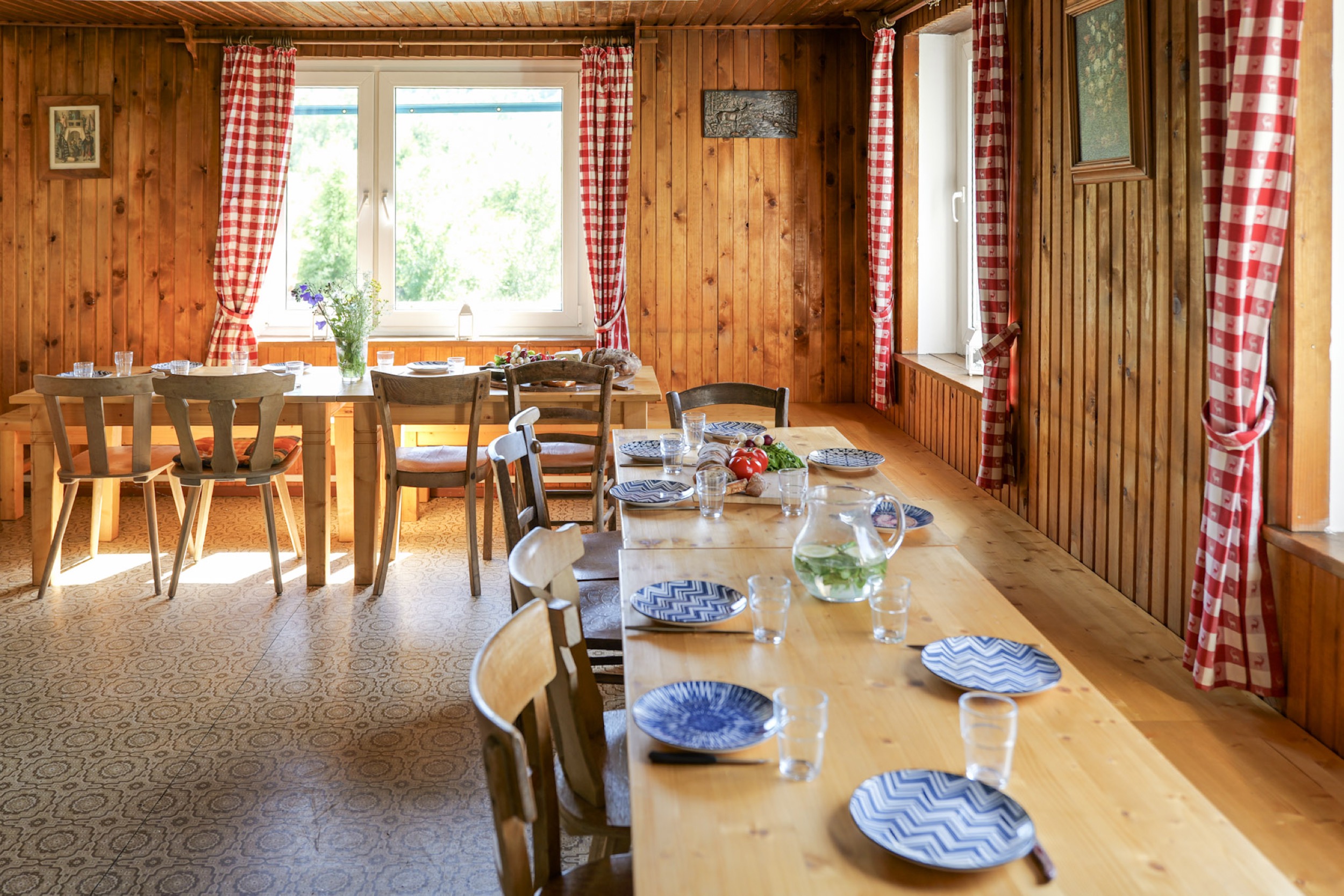 bergwacht esszimmer krug mit minzwasser und hirschrelief