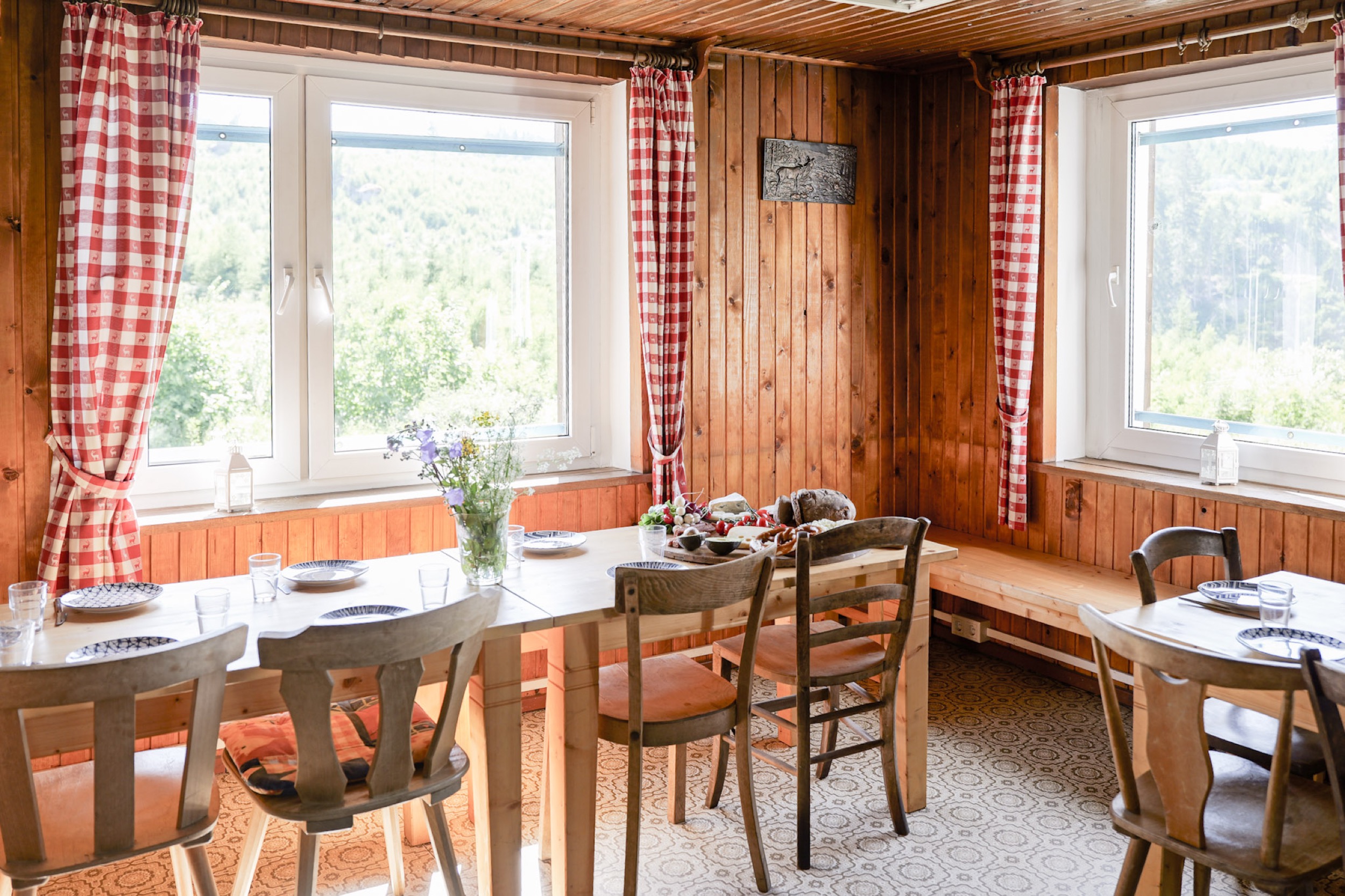 bergwacht esszimmer mit hirschrelief und karierten vorhaengen