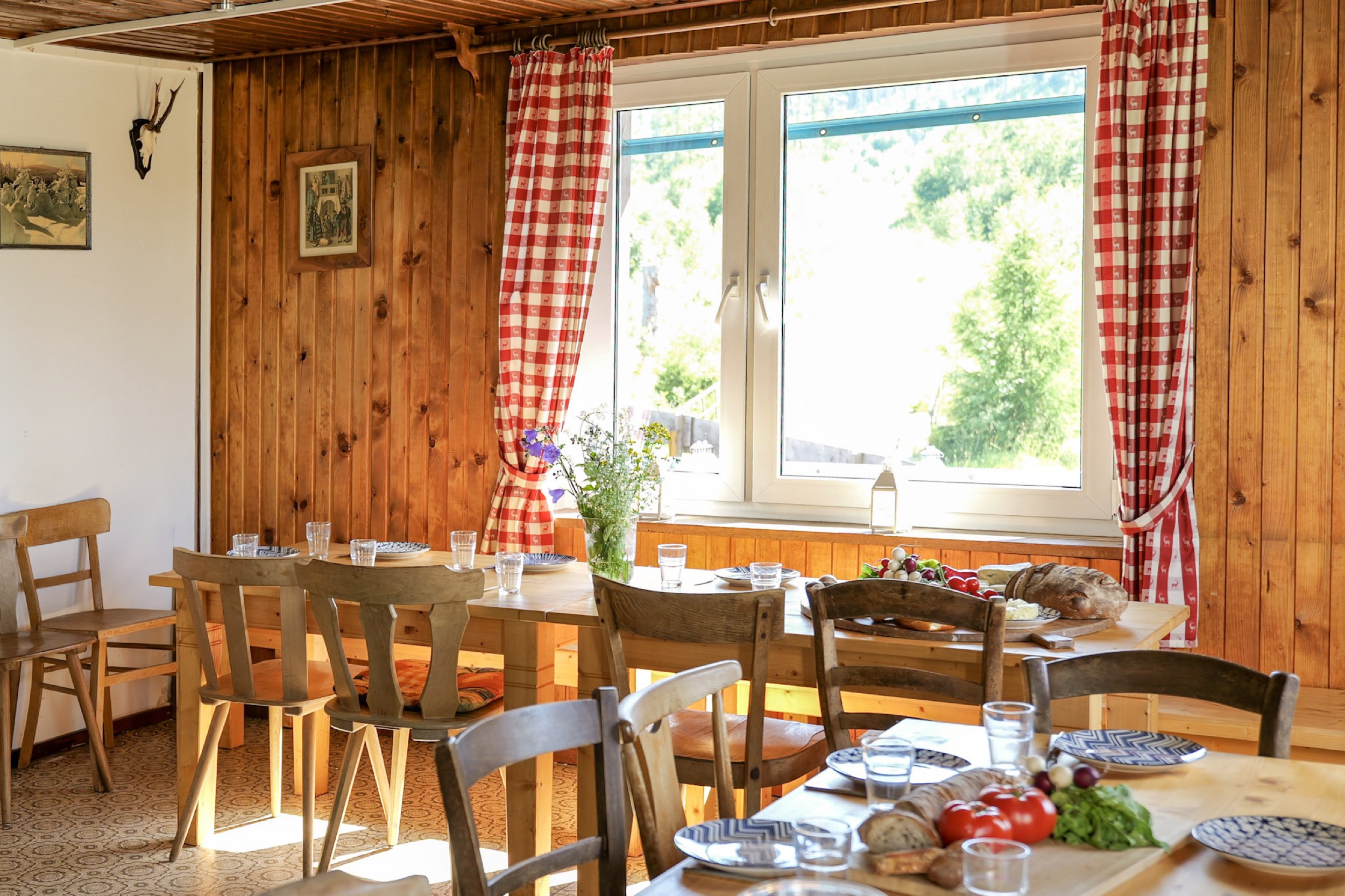 bergwacht esszimmer mit hirschschaedel und offener tuer