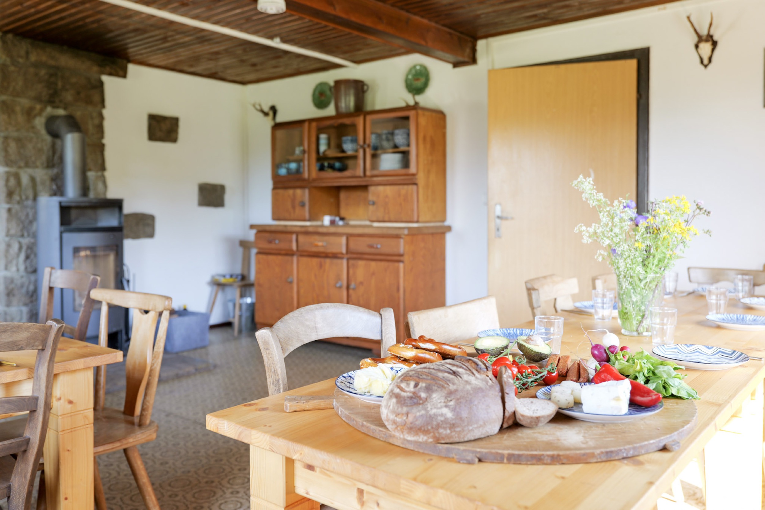 bergwacht esszimmer mit kamin und geschirrschrank