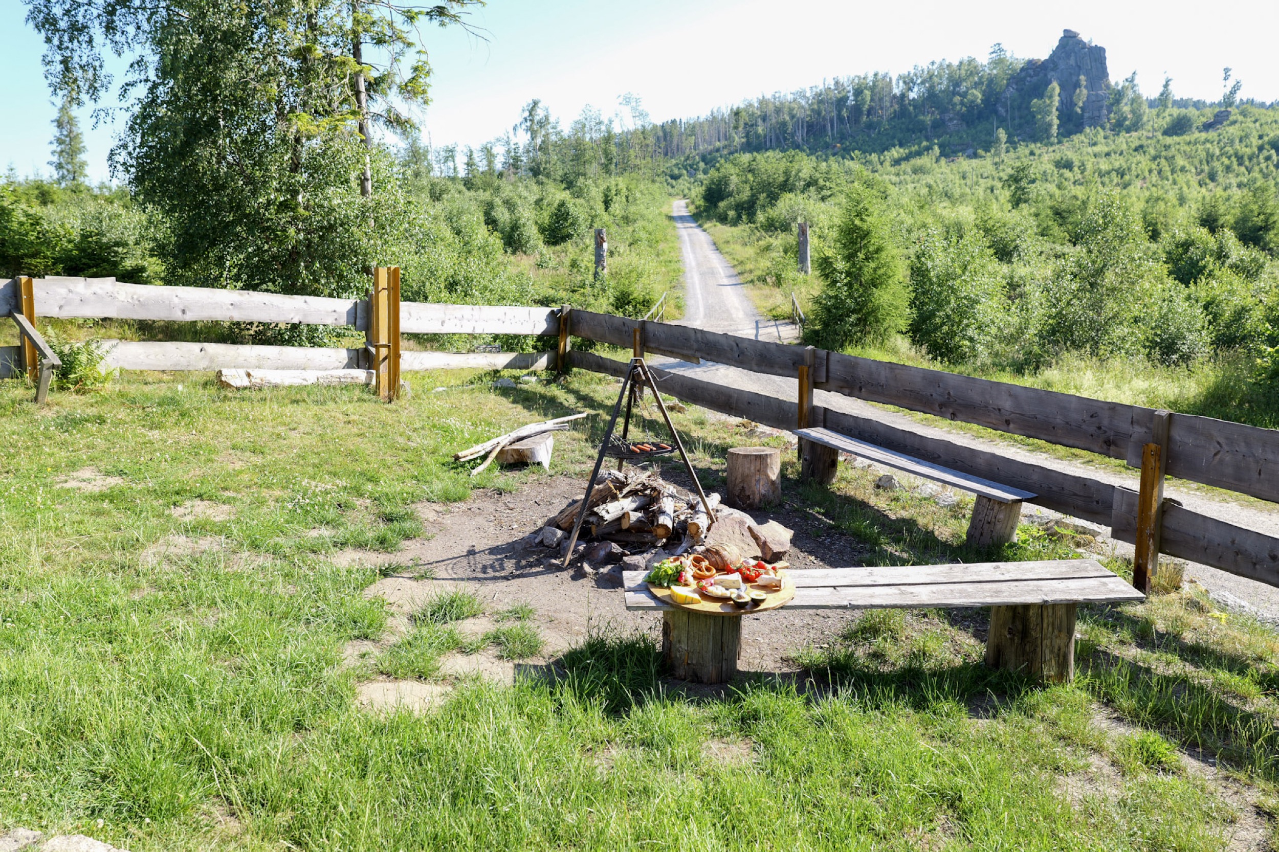 bergwacht feuerstelle mit picknick blick auf schotterweg und felsen
