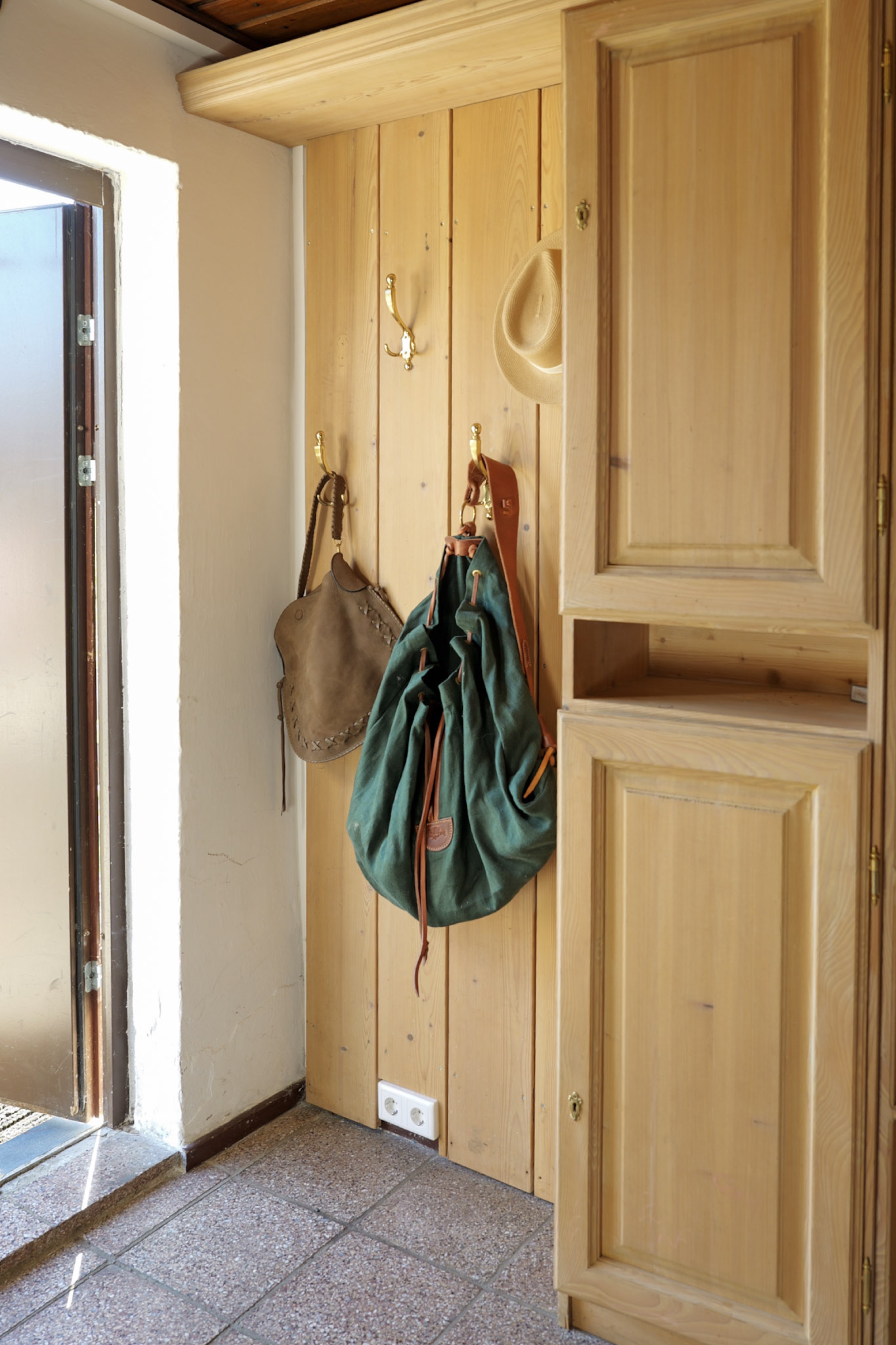 bergwacht-flur-garderobe-mit-taschen-und-hut