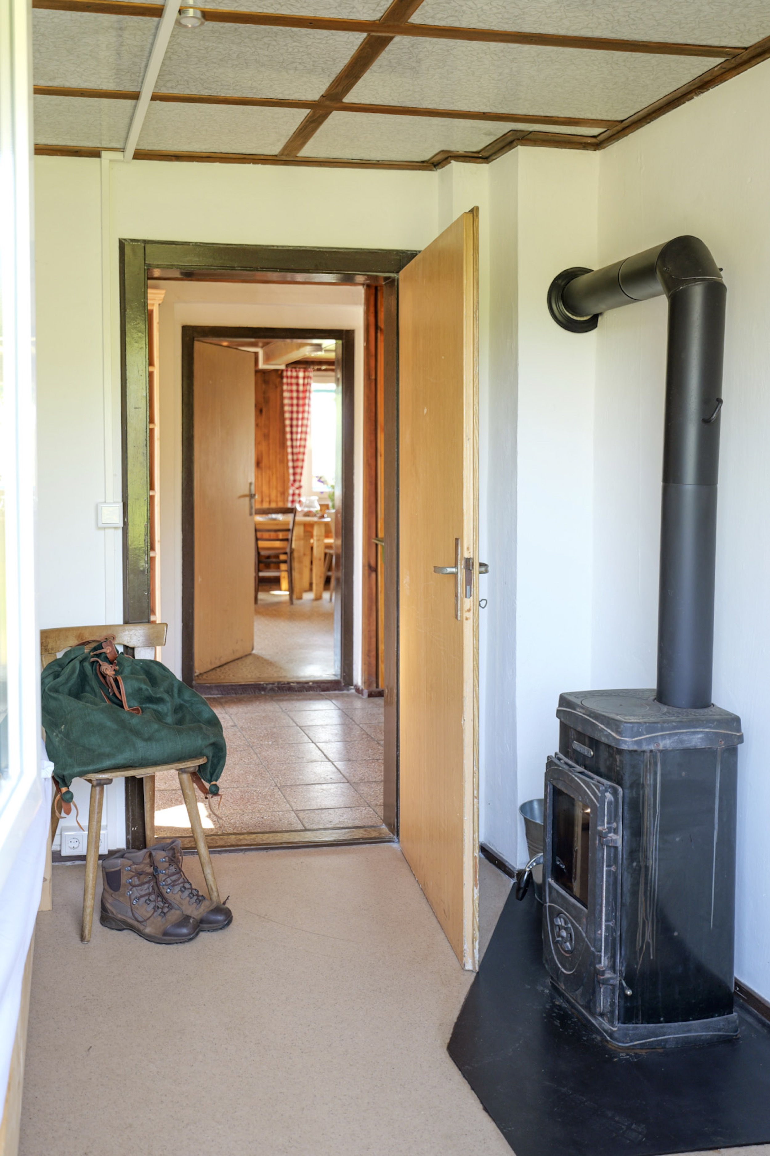 bergwacht-flur-mit-holzofen-und-blick-zum-esszimmer