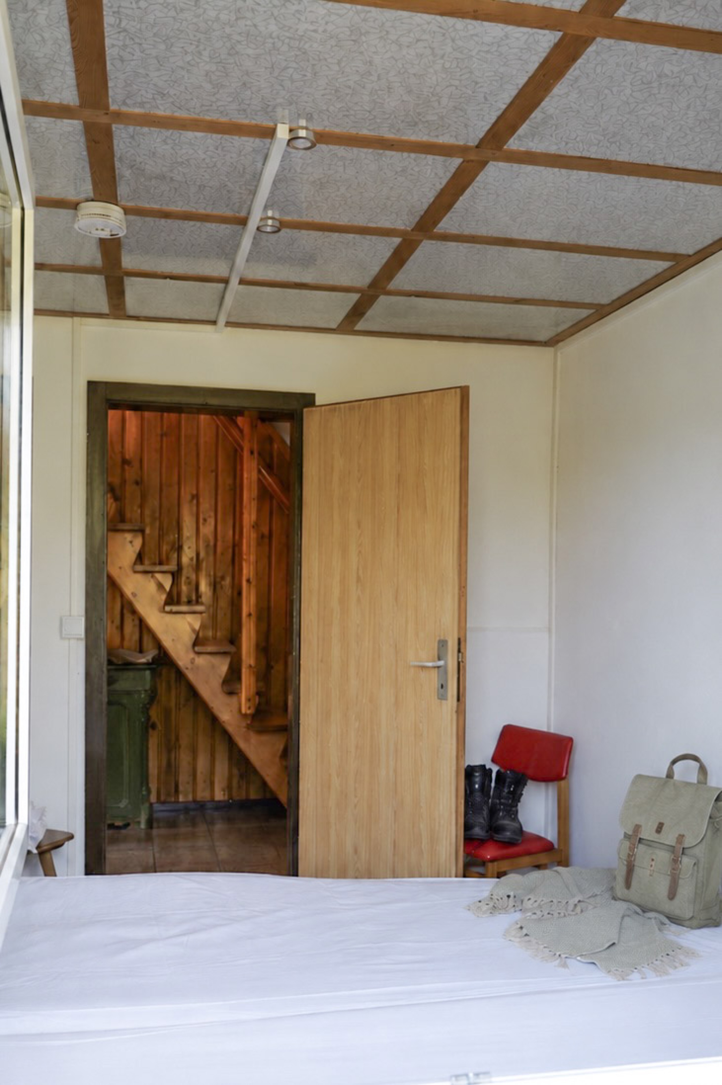 bergwacht-flur-mit-holztreppe-und-wanderschuhen