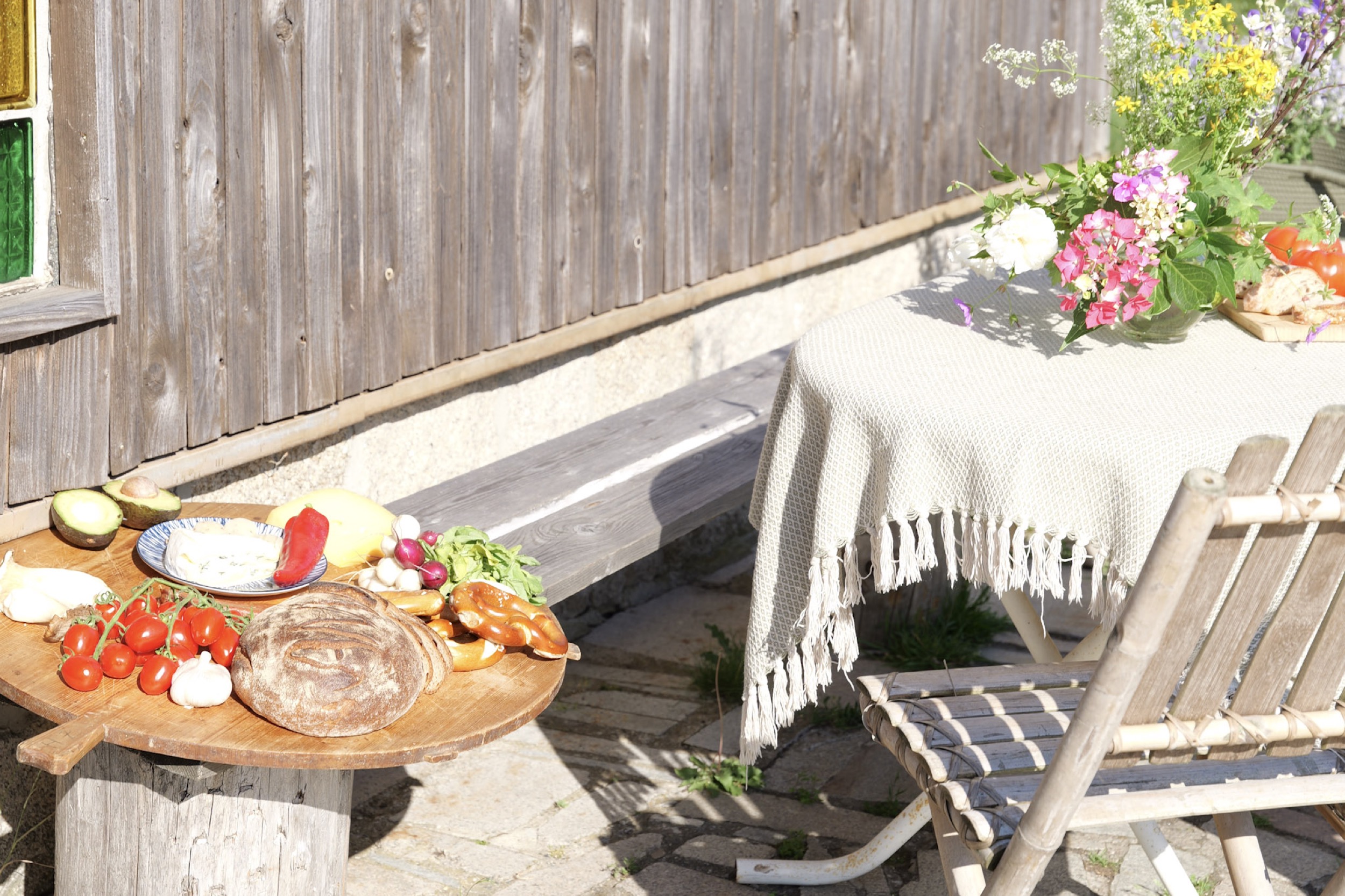 bergwacht gedeckter tisch mit brot tomaten und blumenstrauss