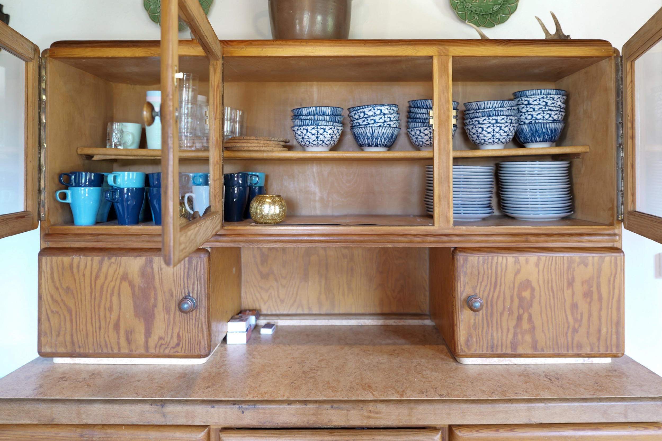 bergwacht geschirrschrank mit schalen und tassen