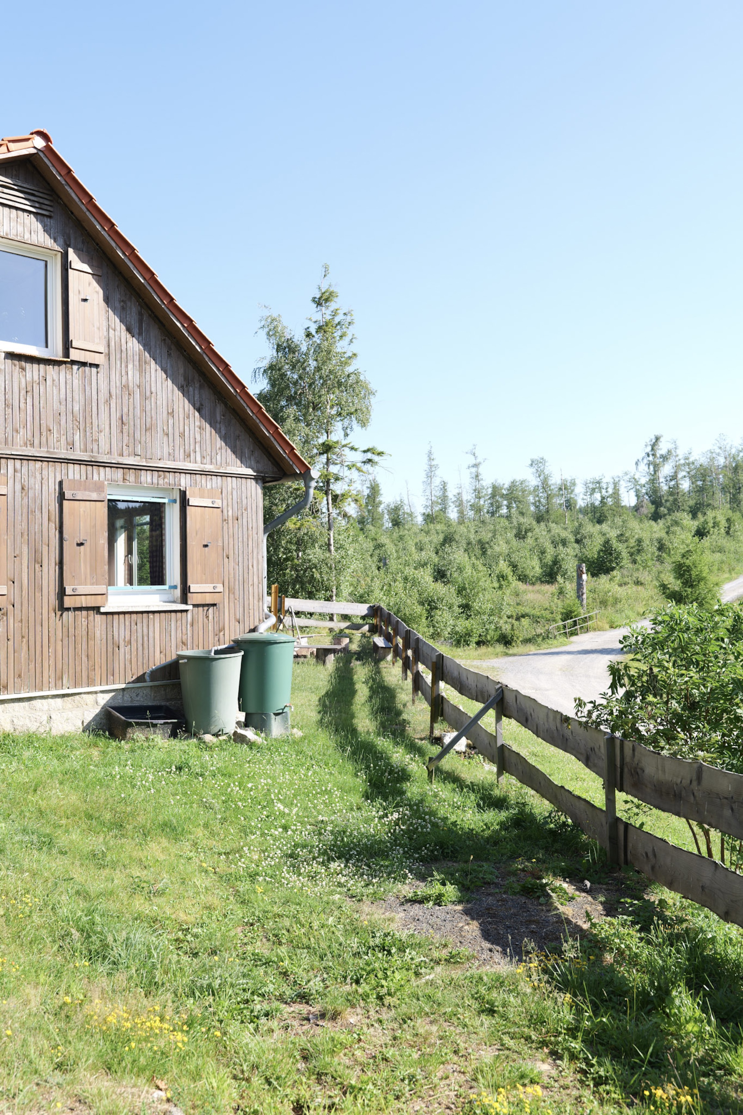 bergwacht-hausgiebel-mit-fenster-und-blick-zur-zufahrt