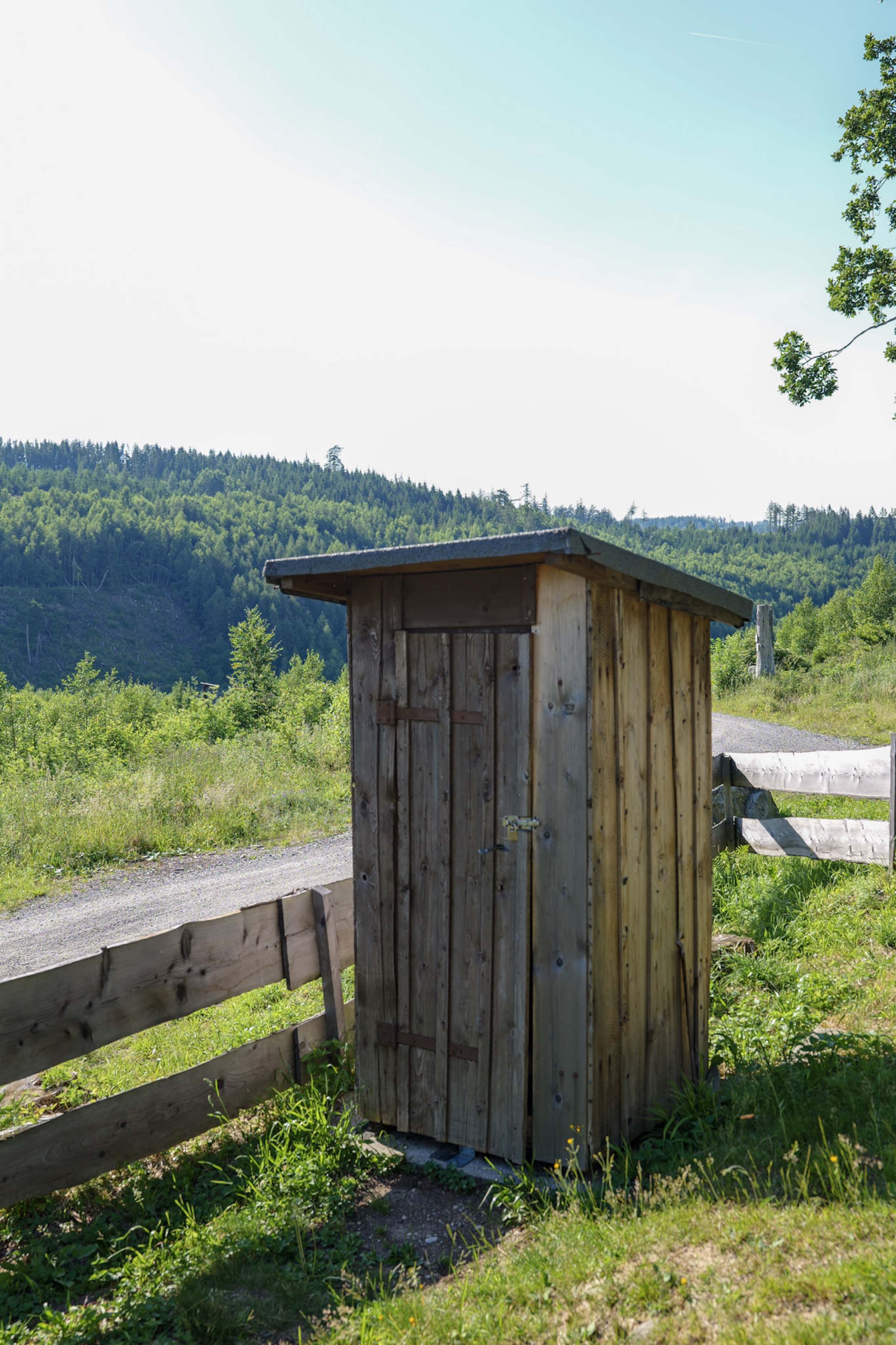 bergwacht-holzschuppen-mit-vorhaengeschloss-neben-zaun