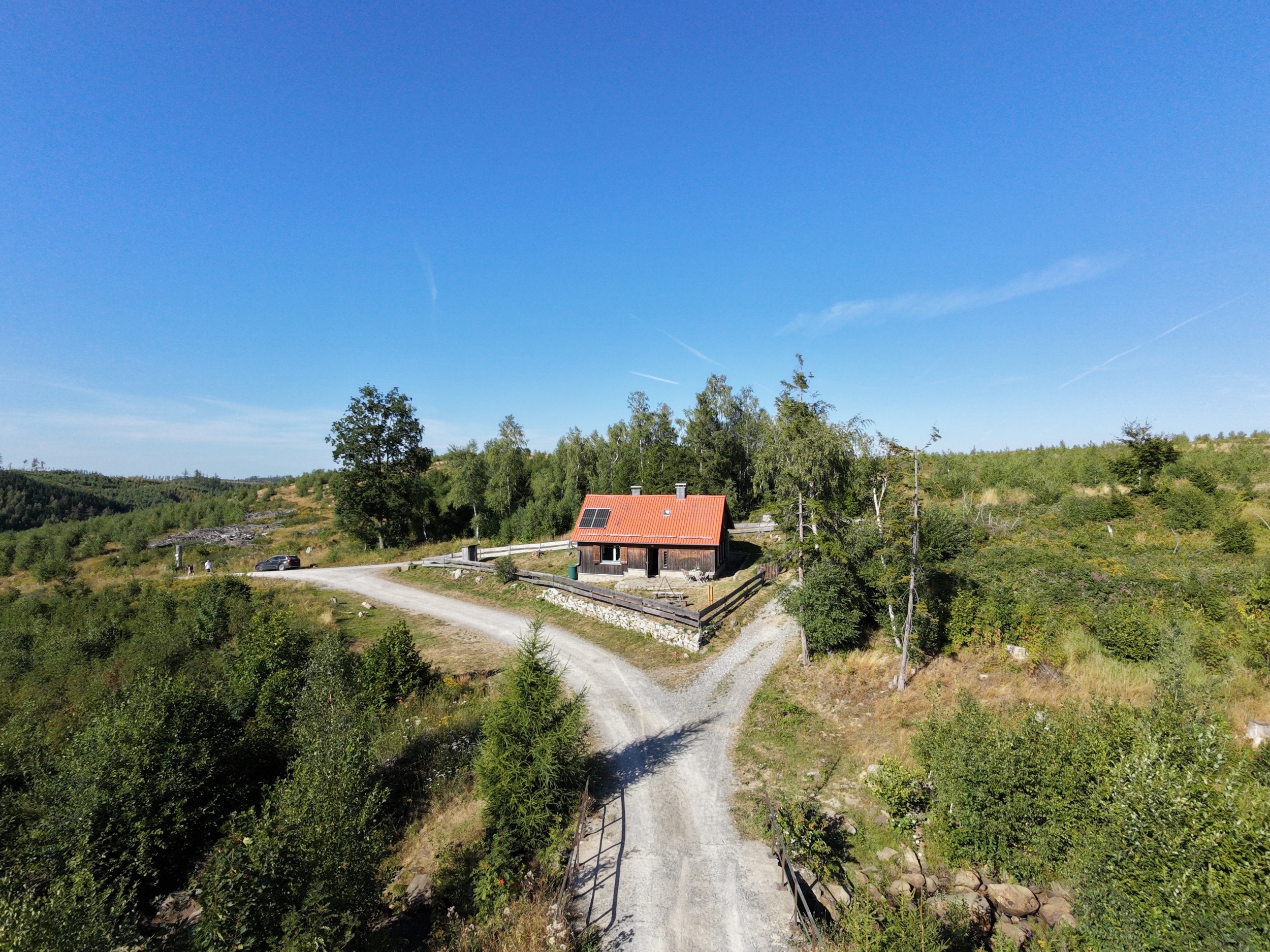 bergwacht huette in der landschaft mit zufahrt harz