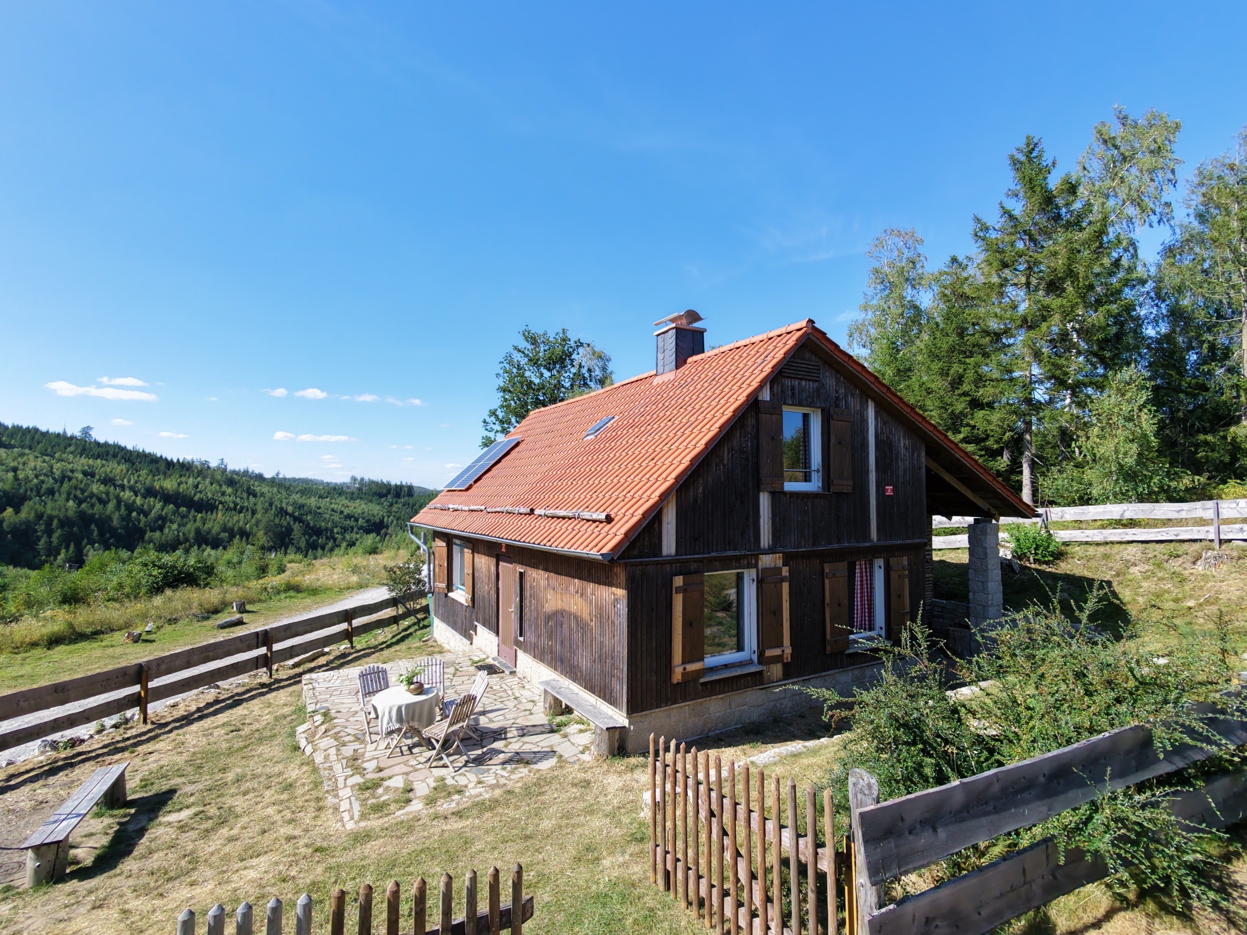 bergwacht huette mit blick ins tal luftaufnahme harz