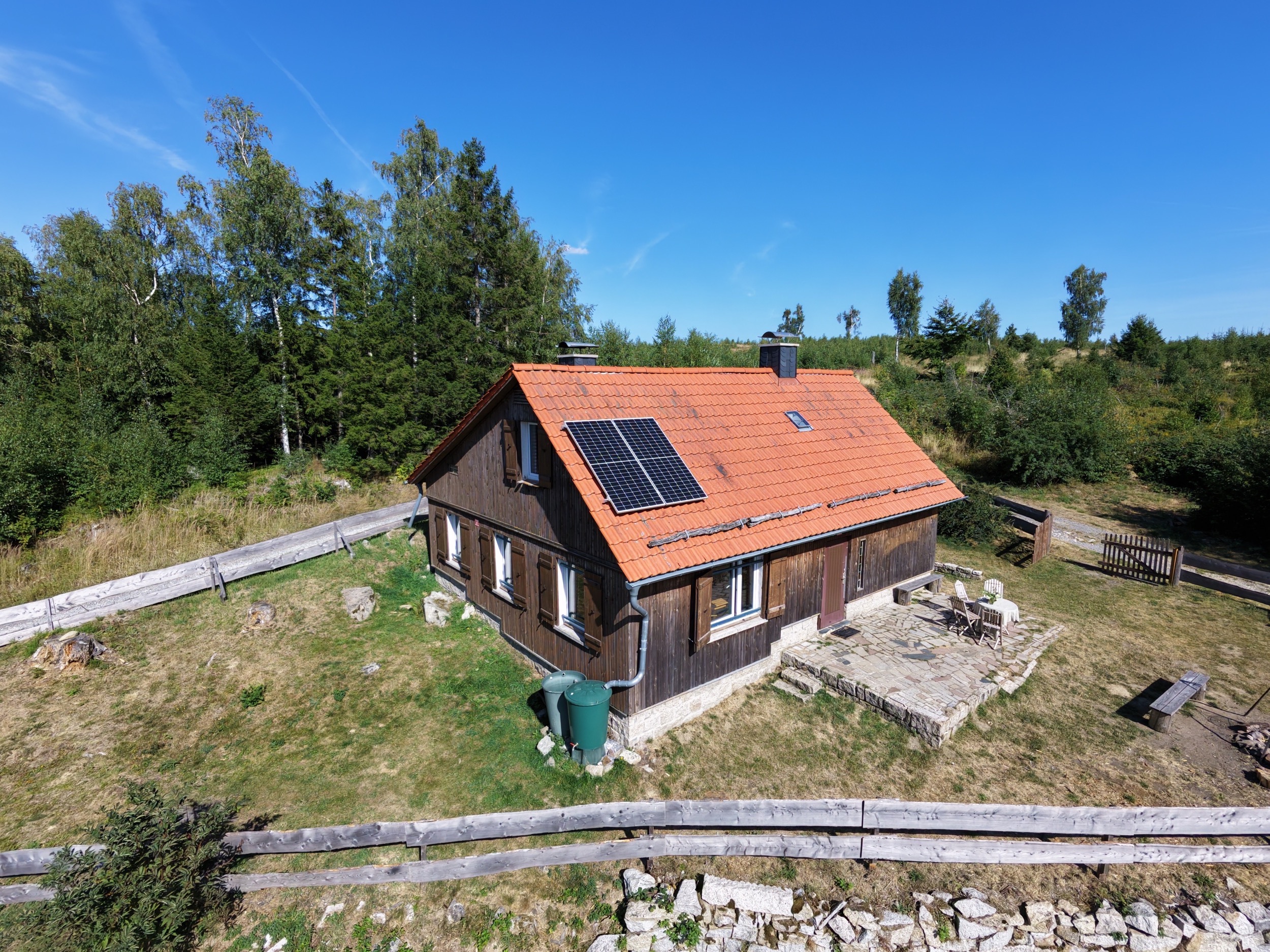 bergwacht huette mit solaranlage und terrasse luftaufnahme harz