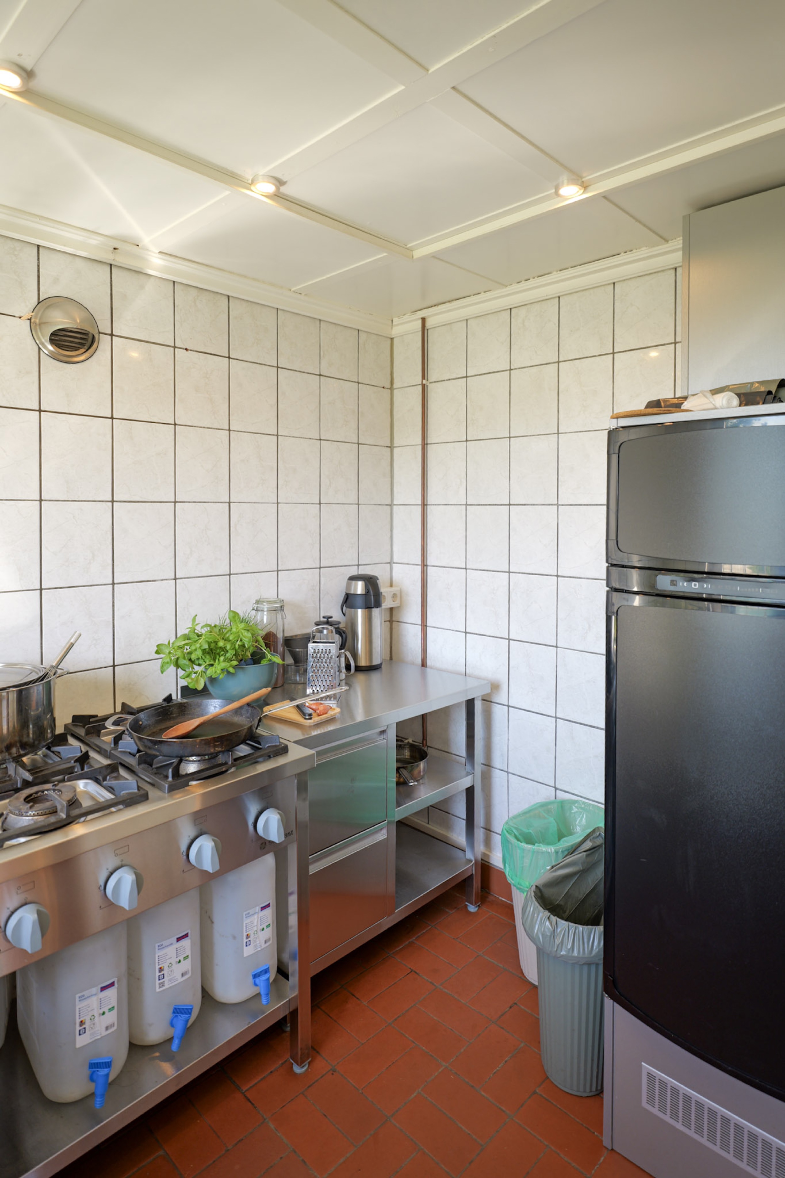 bergwacht-kueche-ecke-mit-doppelkuehlschrank-und-gasherd