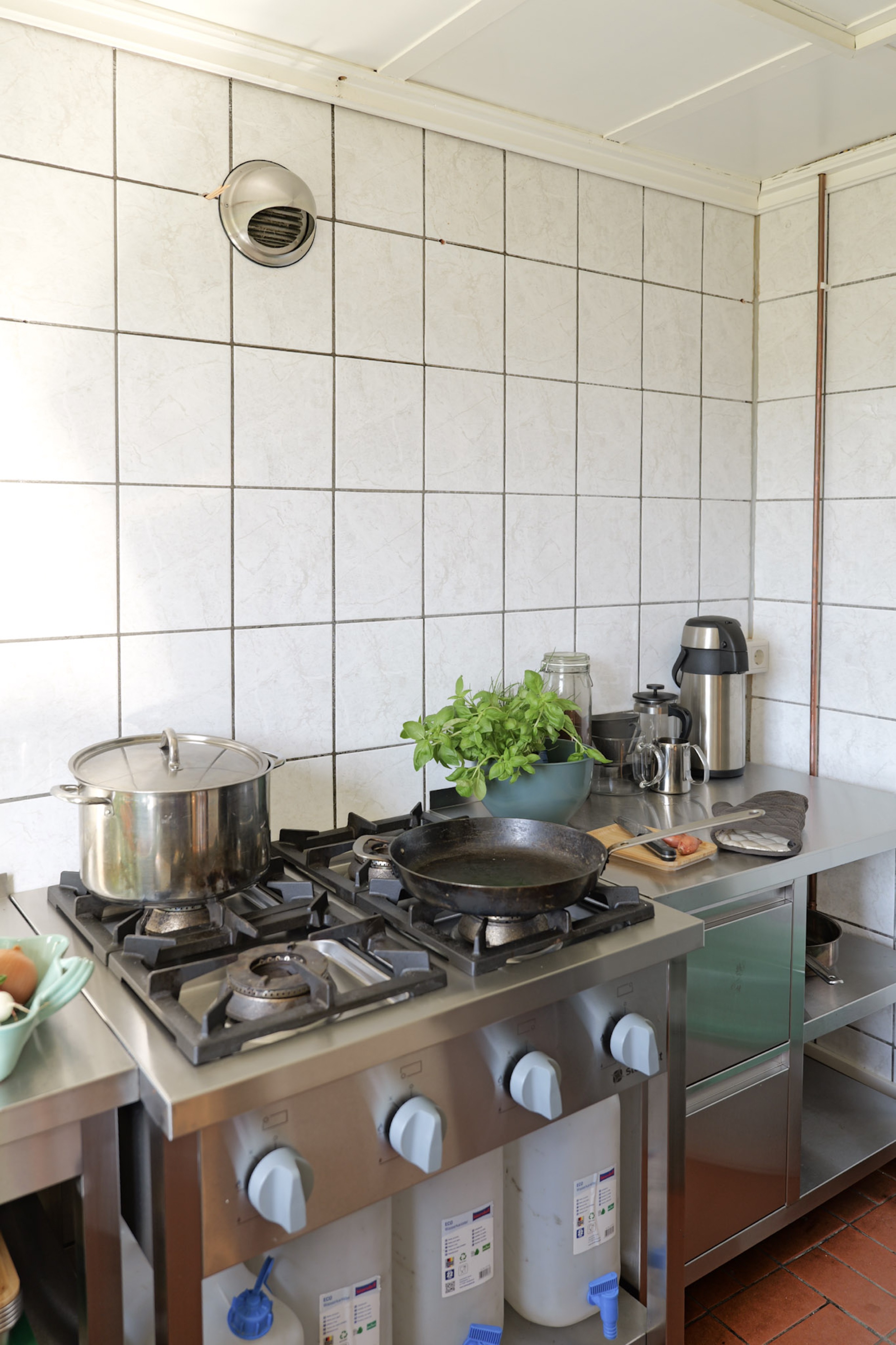 bergwacht-kueche-ecke-mit-fliesen-kaffeemaschine-und-kraeutern