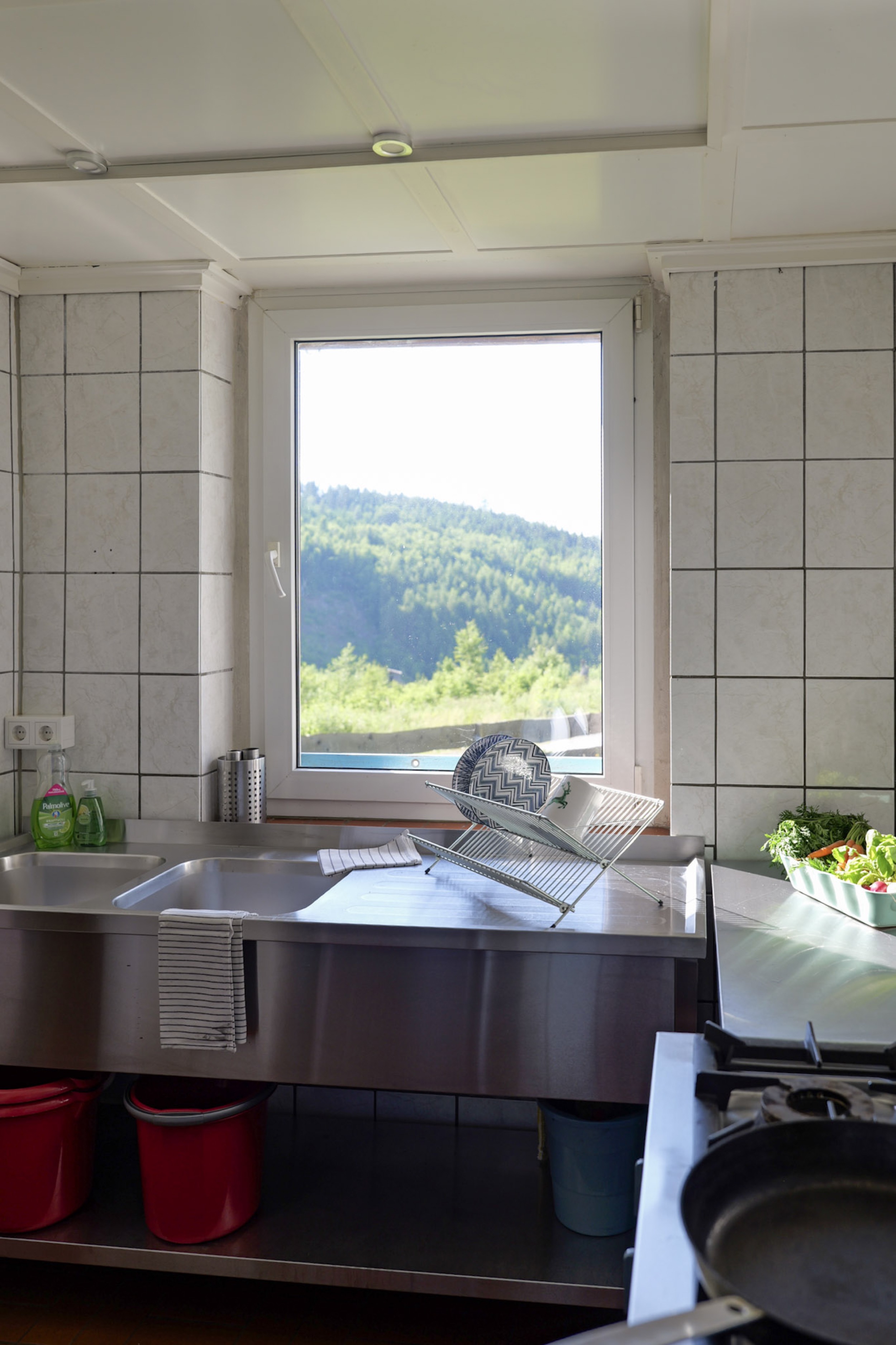 bergwacht-kueche-spuele-am-fenster-mit-blick-auf-harzer-huegel
