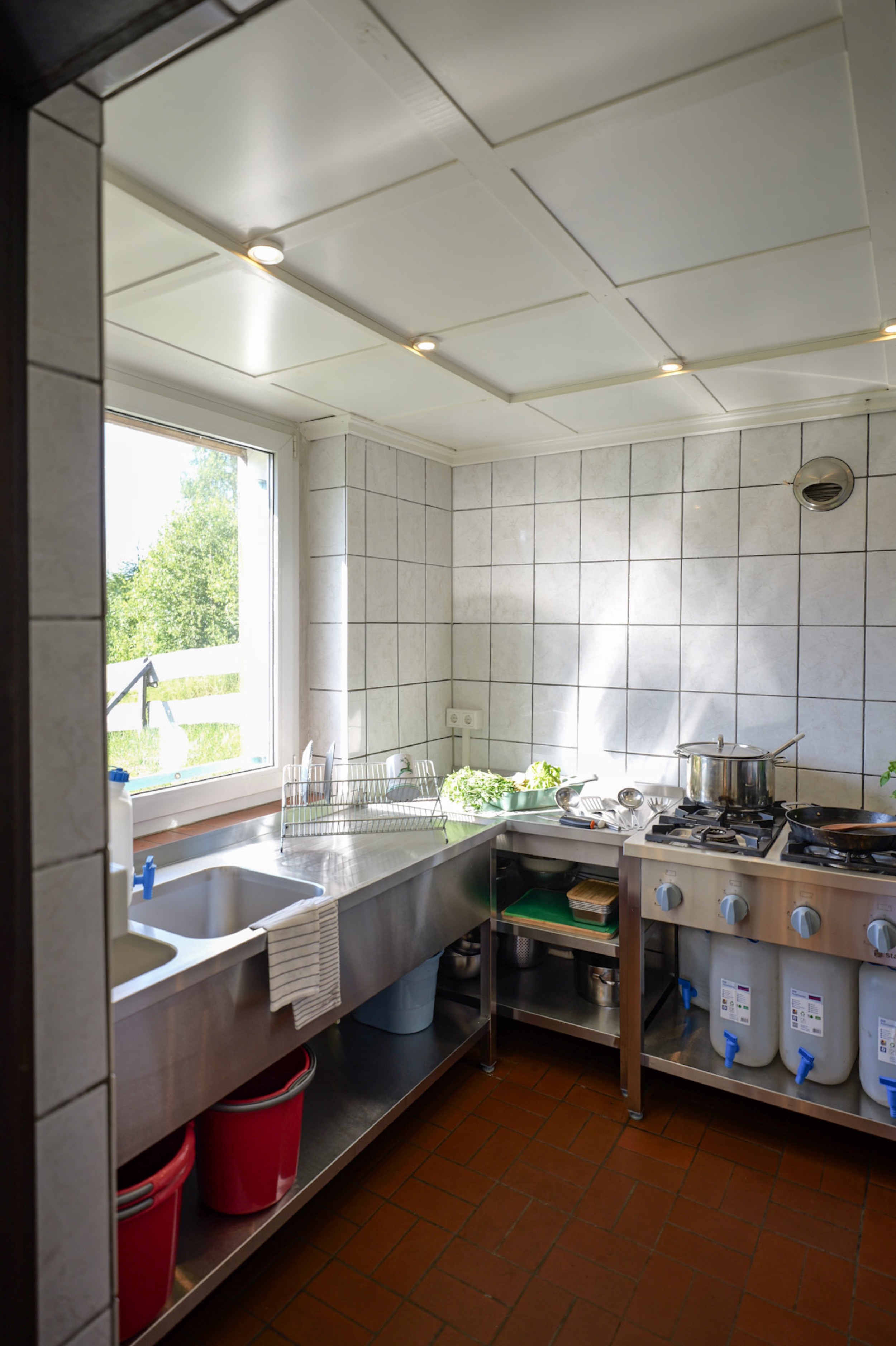 bergwacht-kueche-weitwinkel-mit-spuele-und-blick-ins-gruene