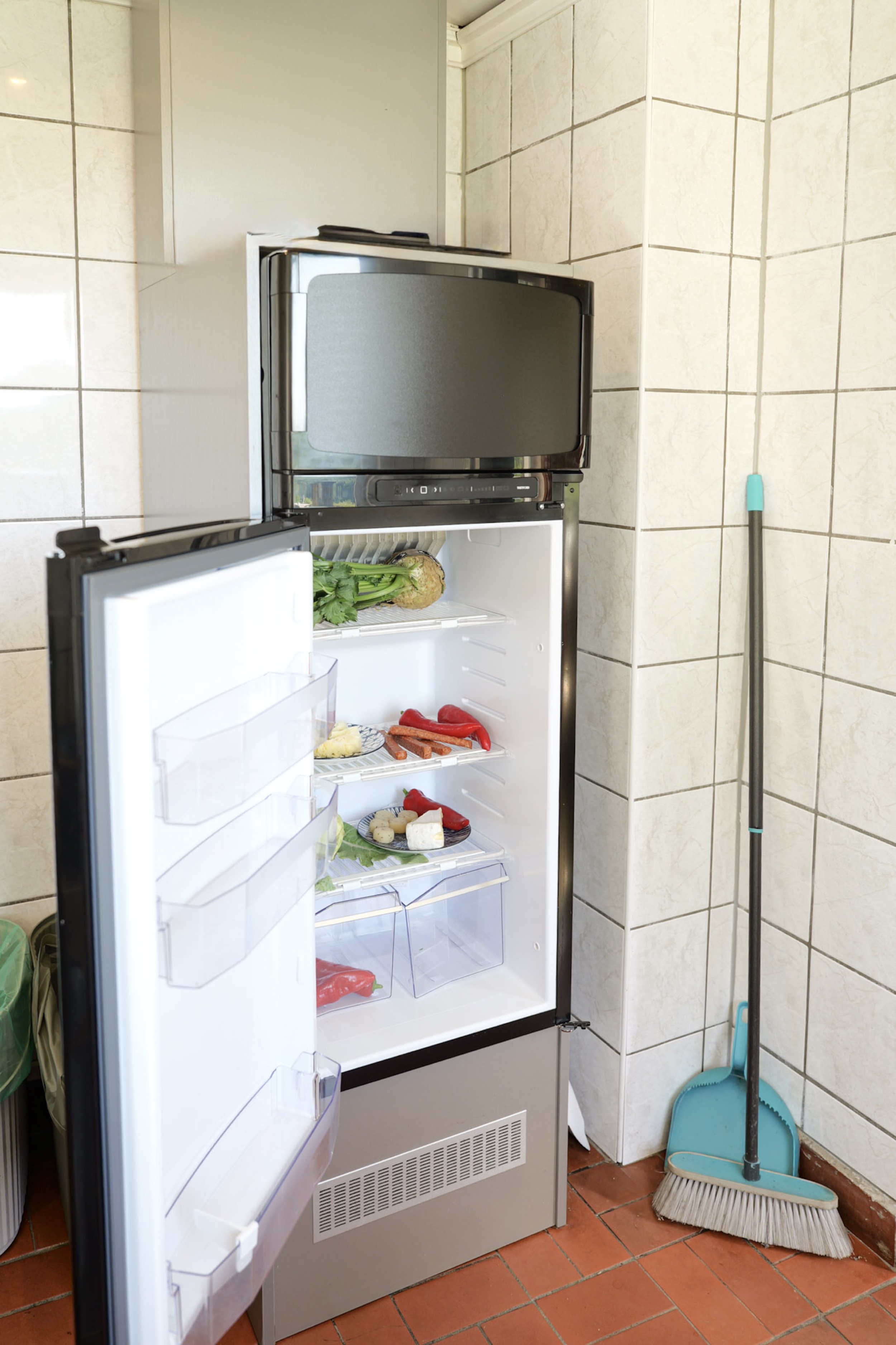 bergwacht-kuehlschrank-offen-mit-gemuese-kaese-und-wurst