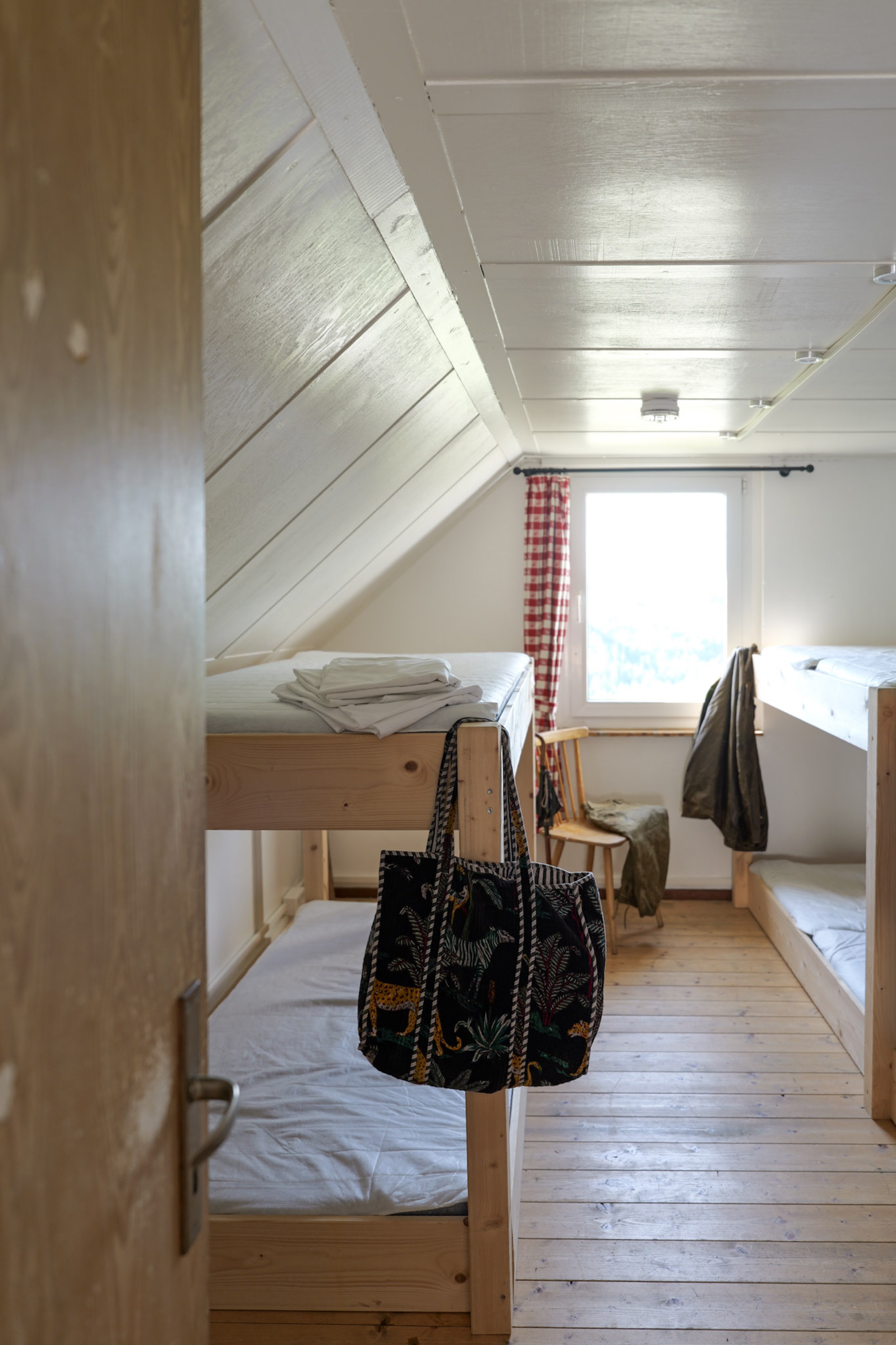 bergwacht-mehrbettzimmer-eingang-mit-gemusterter-tragetasche
