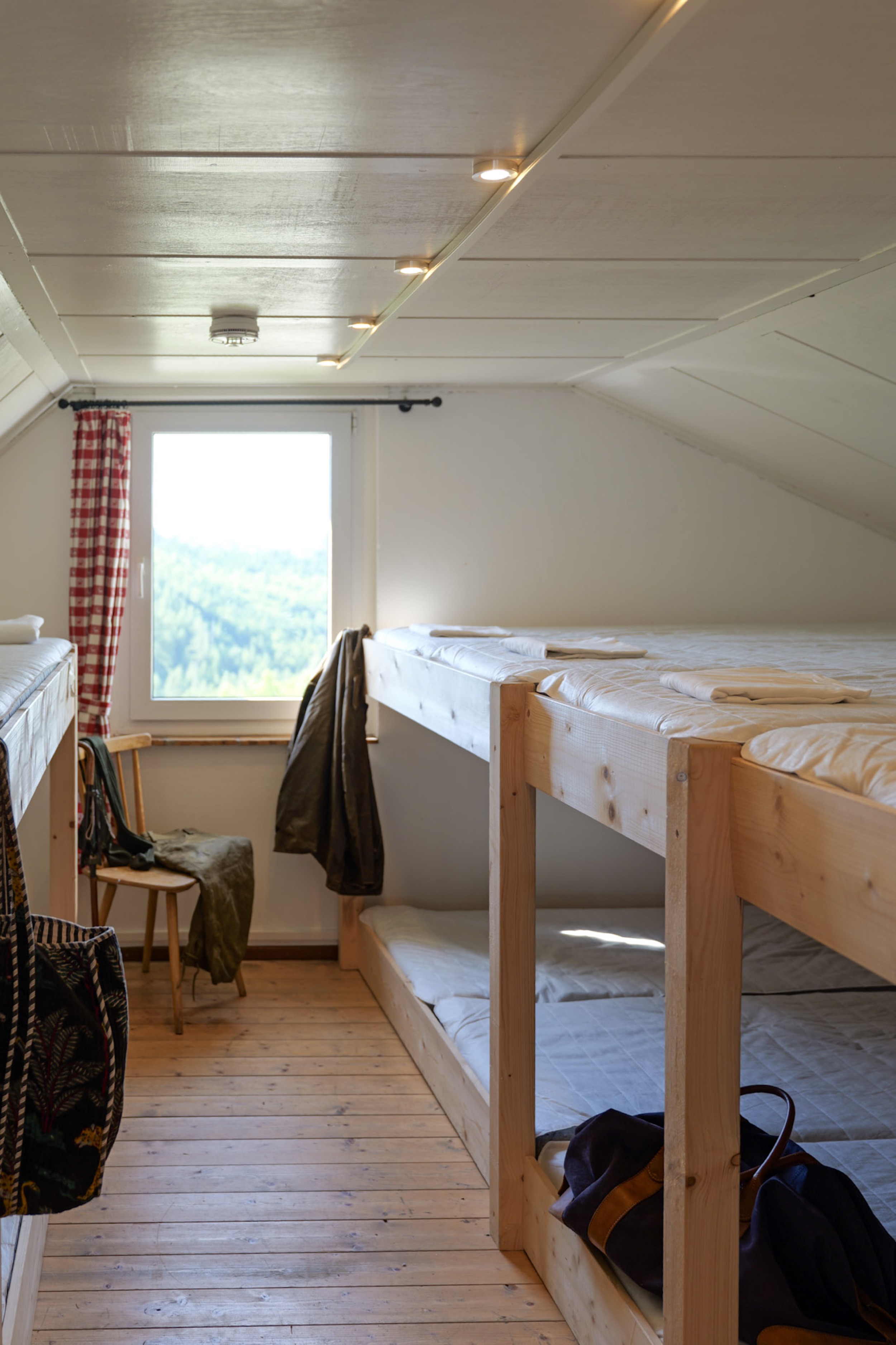 bergwacht-mehrbettzimmer-fenster-mit-blick-auf-wanderweg