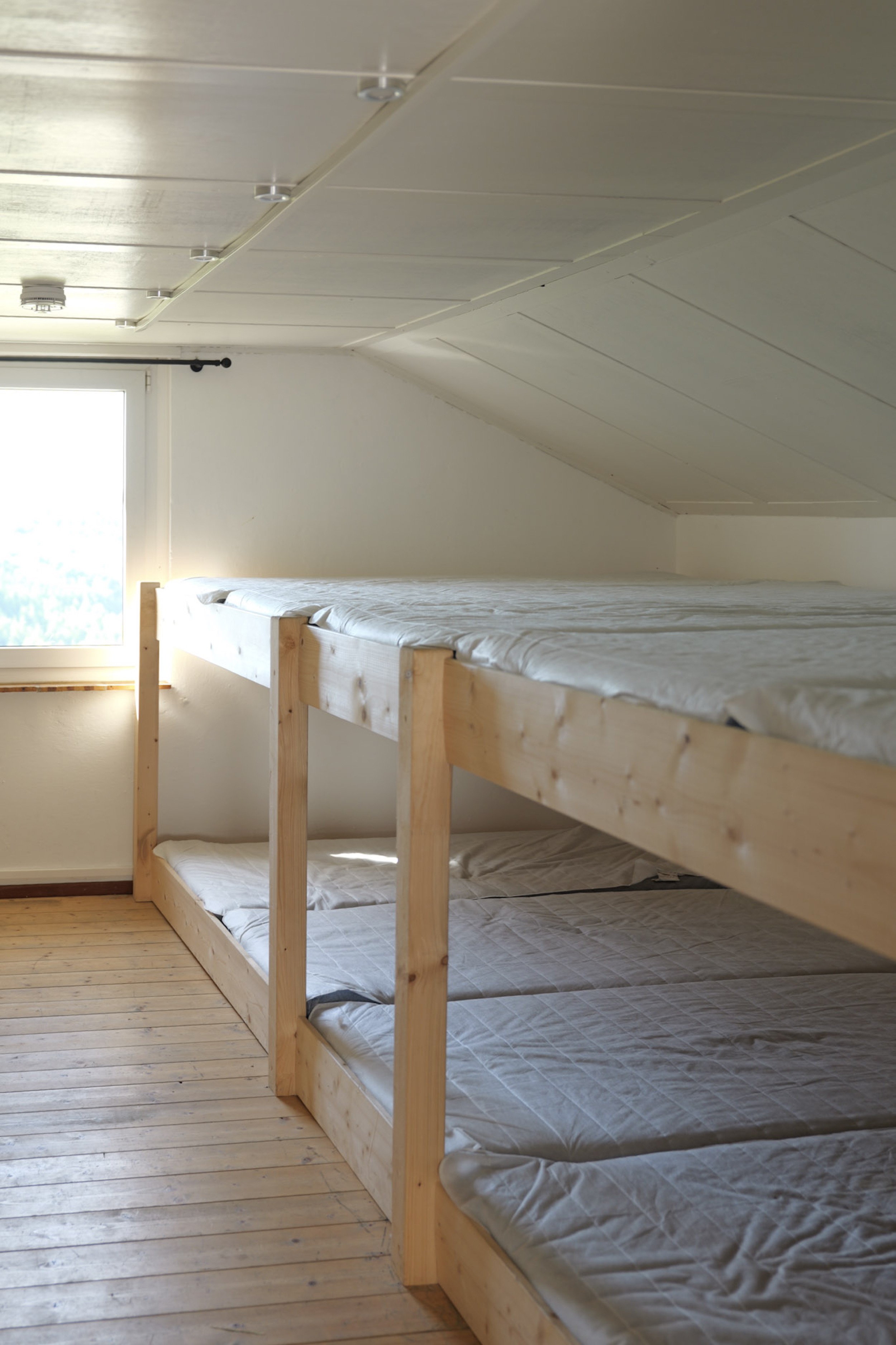 bergwacht-mehrbettzimmer-hochbetten-mit-fenster
