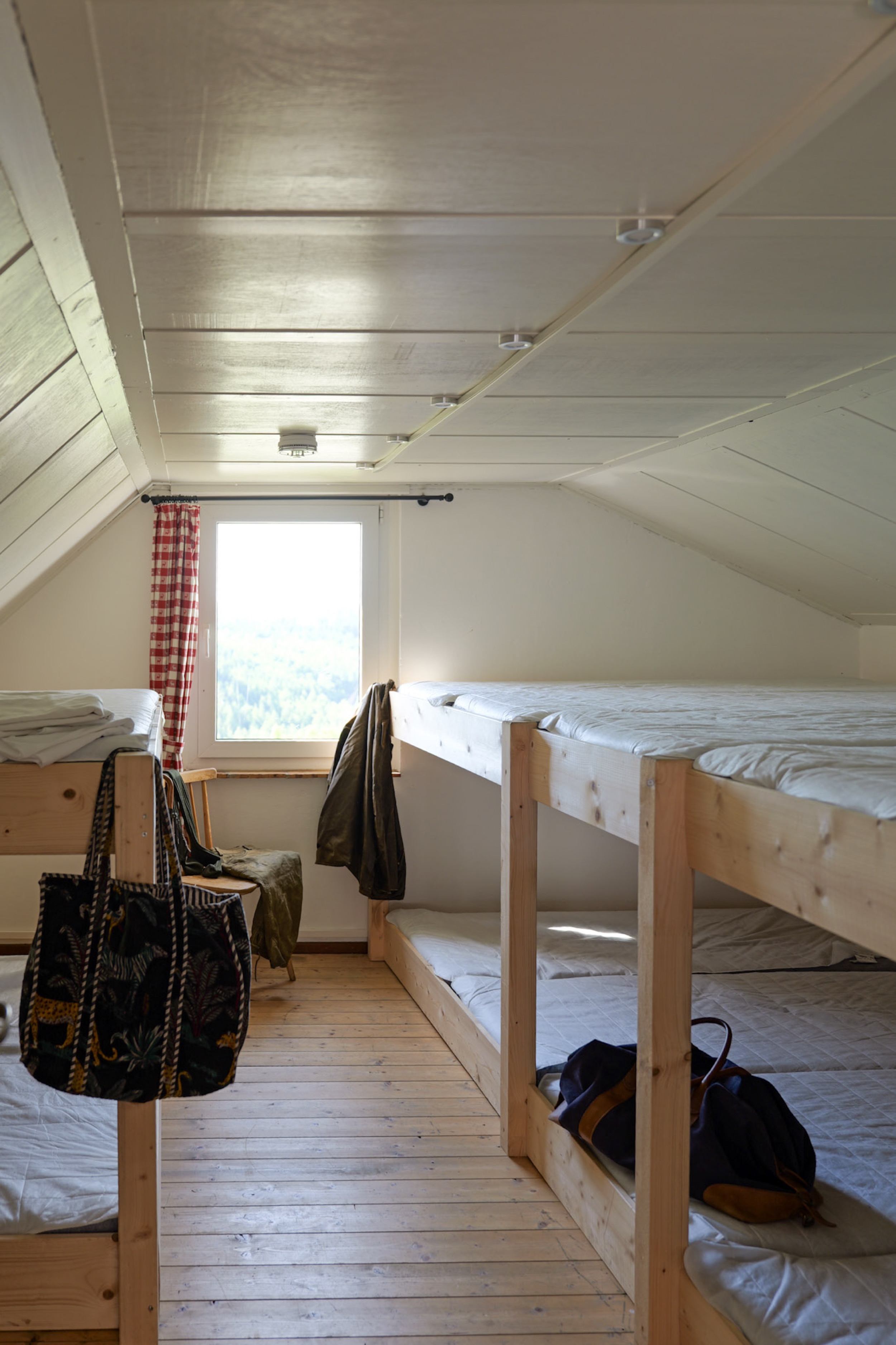 bergwacht-mehrbettzimmer-hochbetten-mit-gepaeck