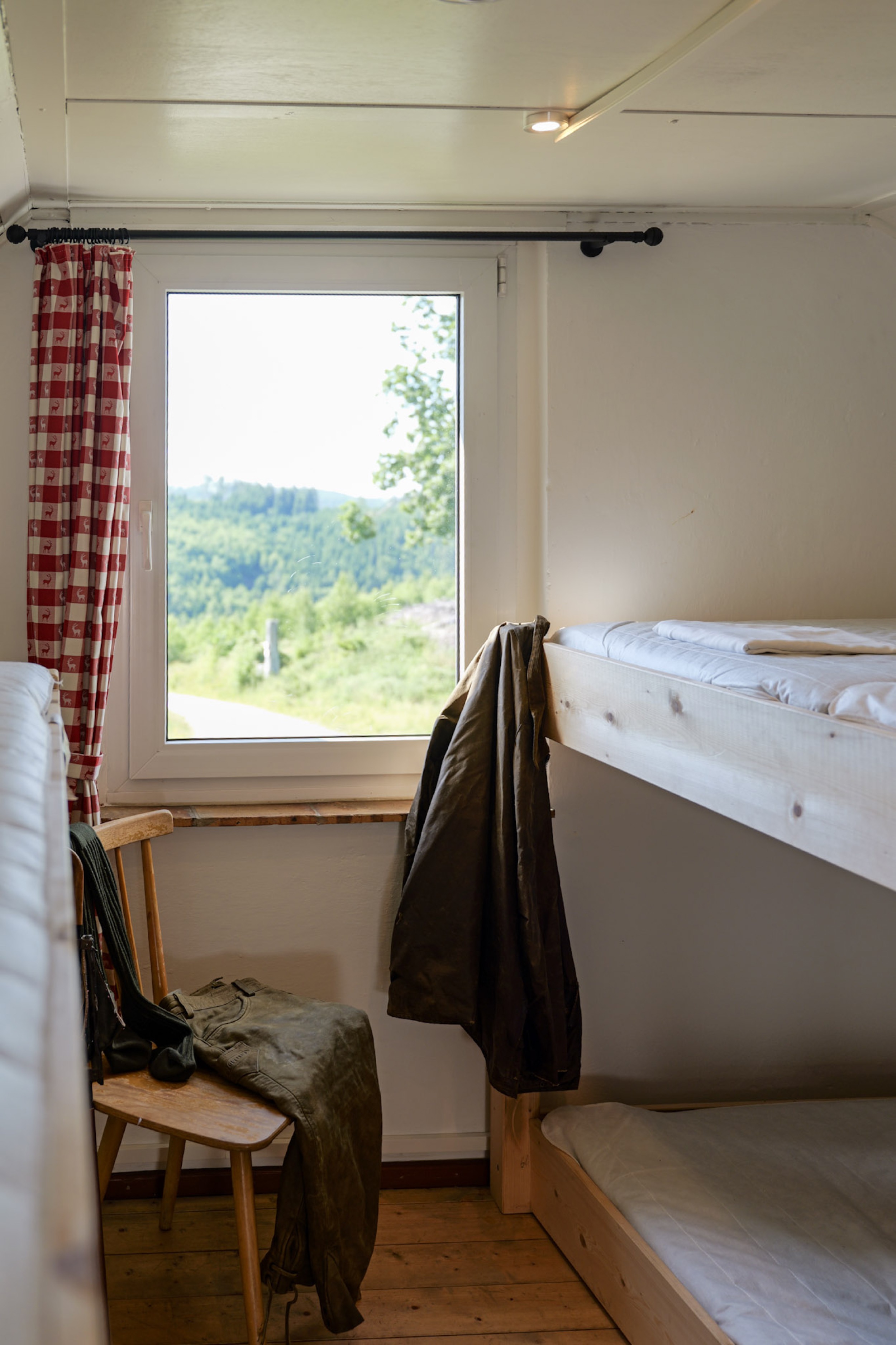 bergwacht-mehrbettzimmer-jacke-am-bett-mit-fensterblick