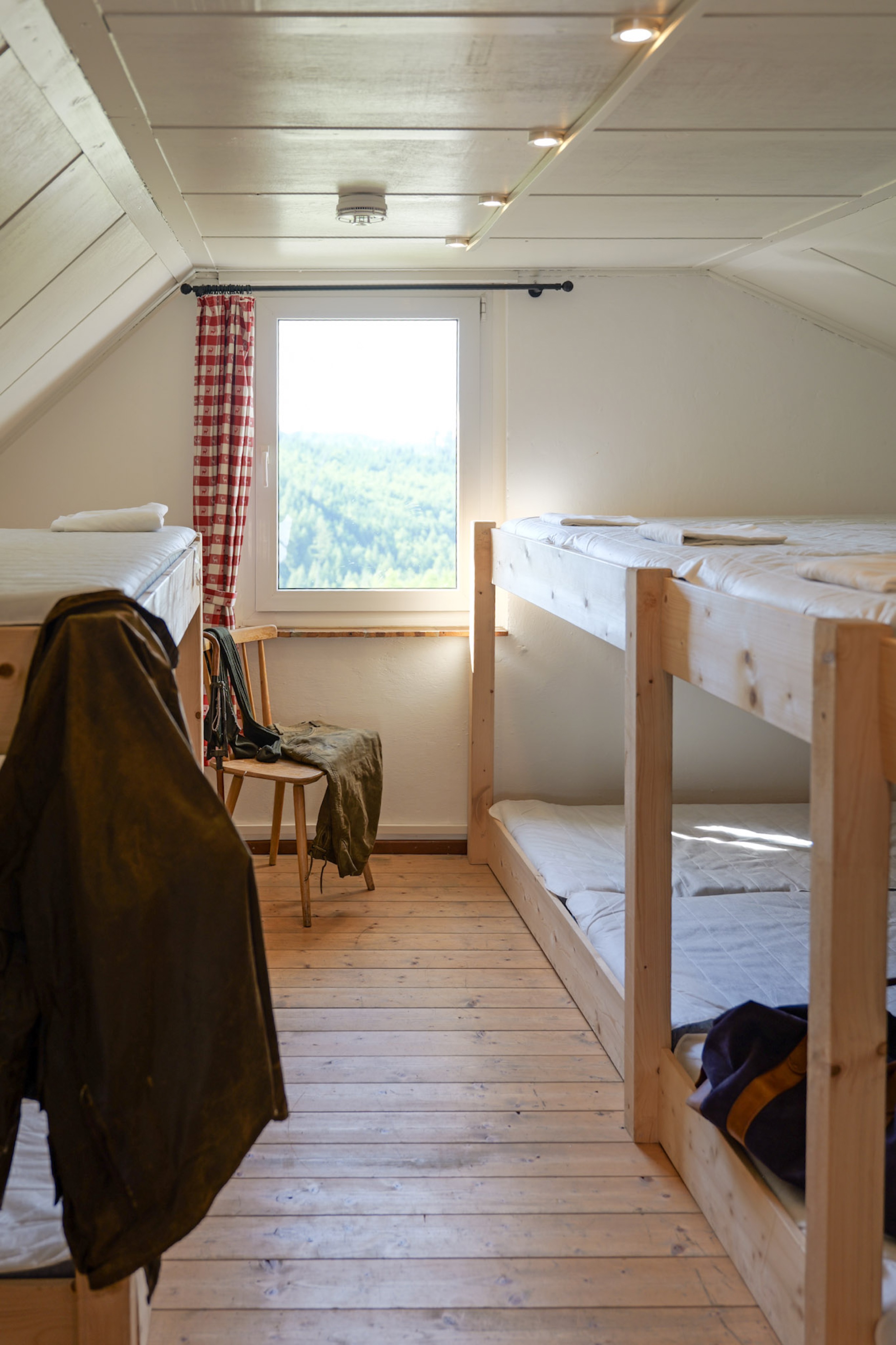 bergwacht-mehrbettzimmer-jacke-im-vordergrund-mit-dunkler-tasche