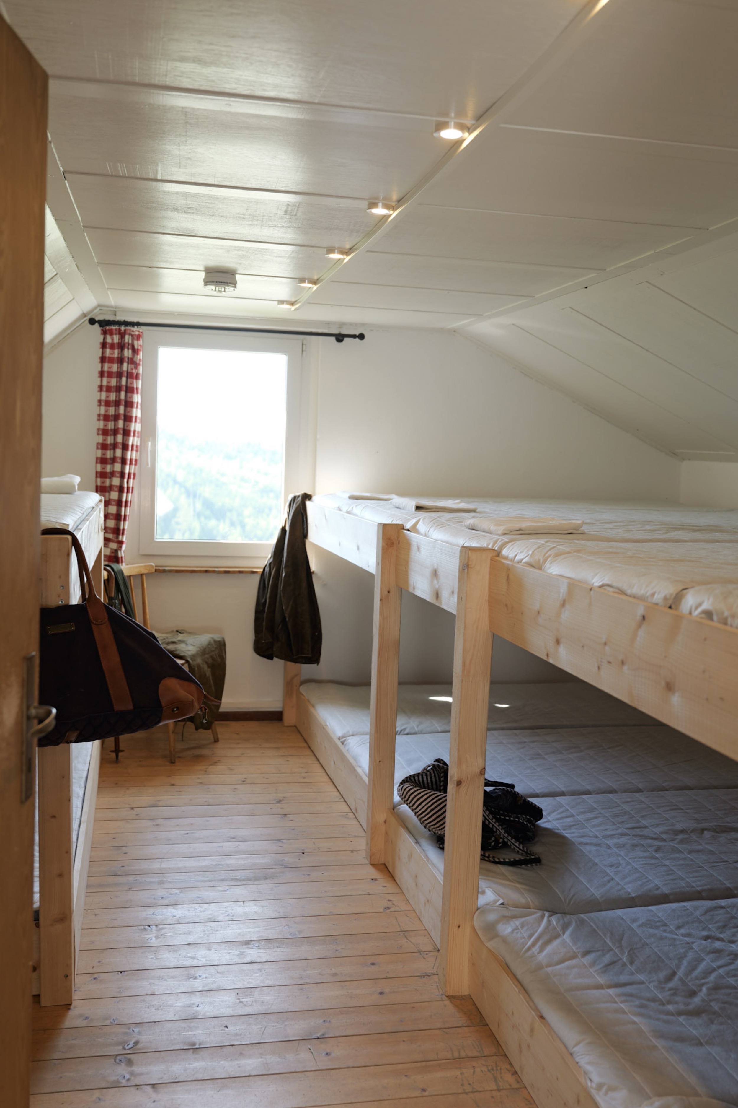bergwacht-mehrbettzimmer-lederreisetasche-nahaufnahme-an-tuer