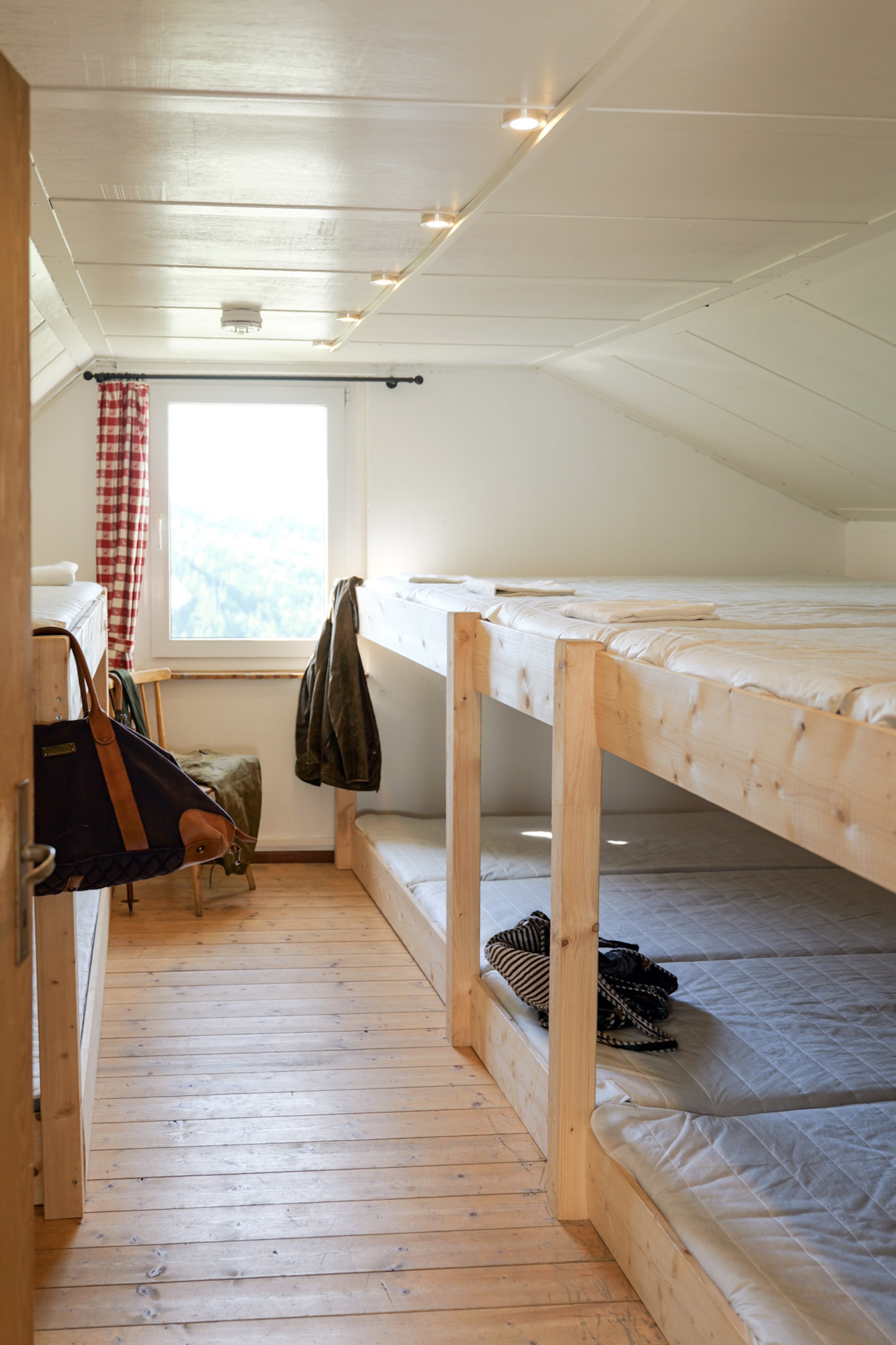 bergwacht-mehrbettzimmer-tuerrahmen-mit-lederreisetasche