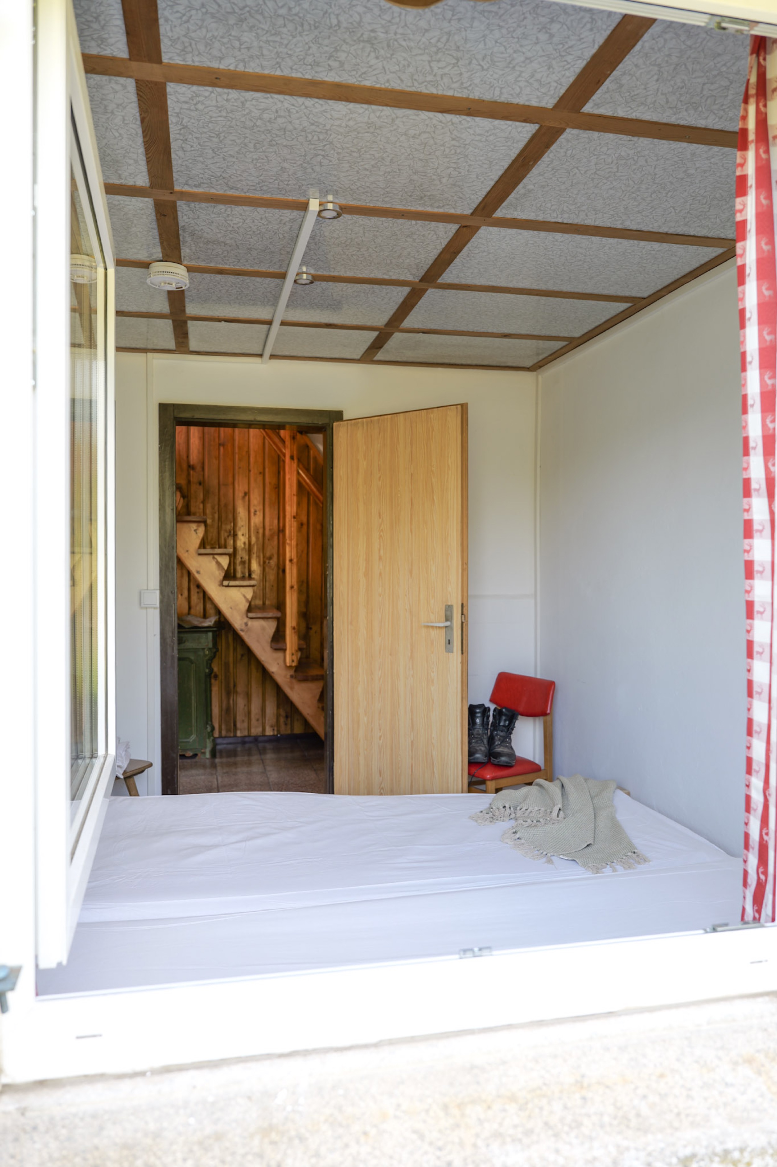 bergwacht-schlafraum-mit-blick-auf-holztreppe
