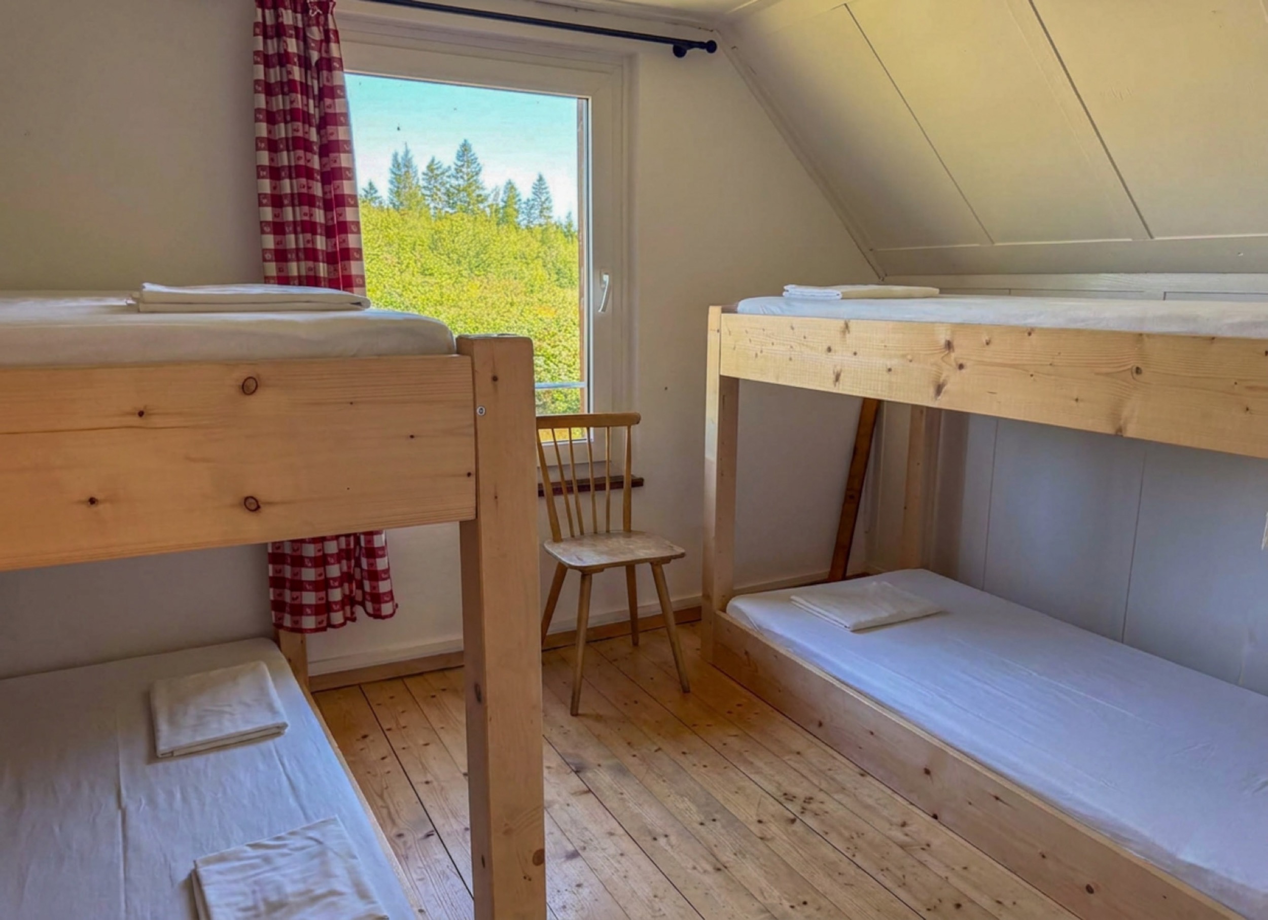 bergwacht schlafraum mit stockbetten und stuhl im harz