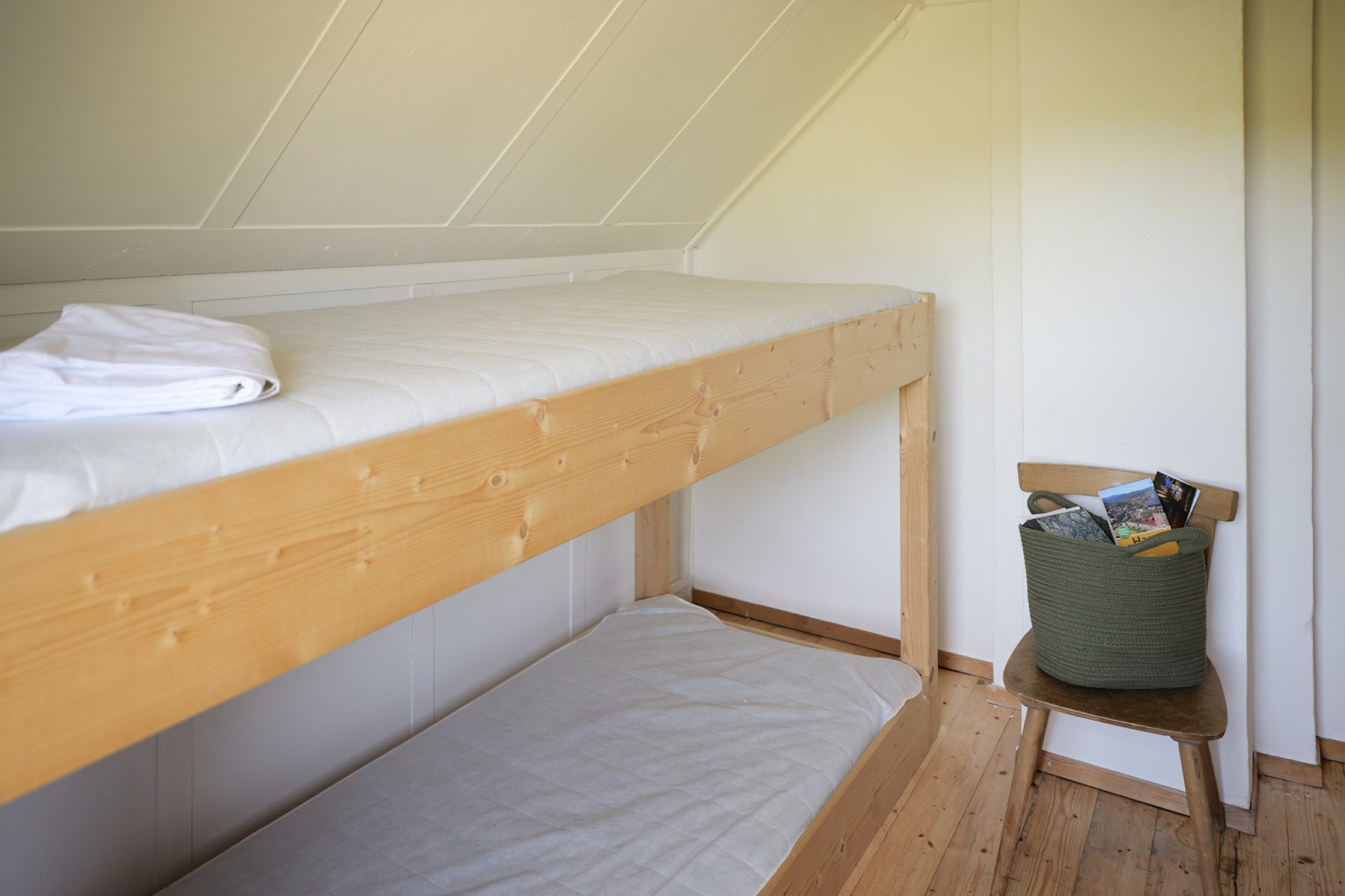 bergwacht schlafsaal oberes bett mit handtuch und zeitschriftenkorb