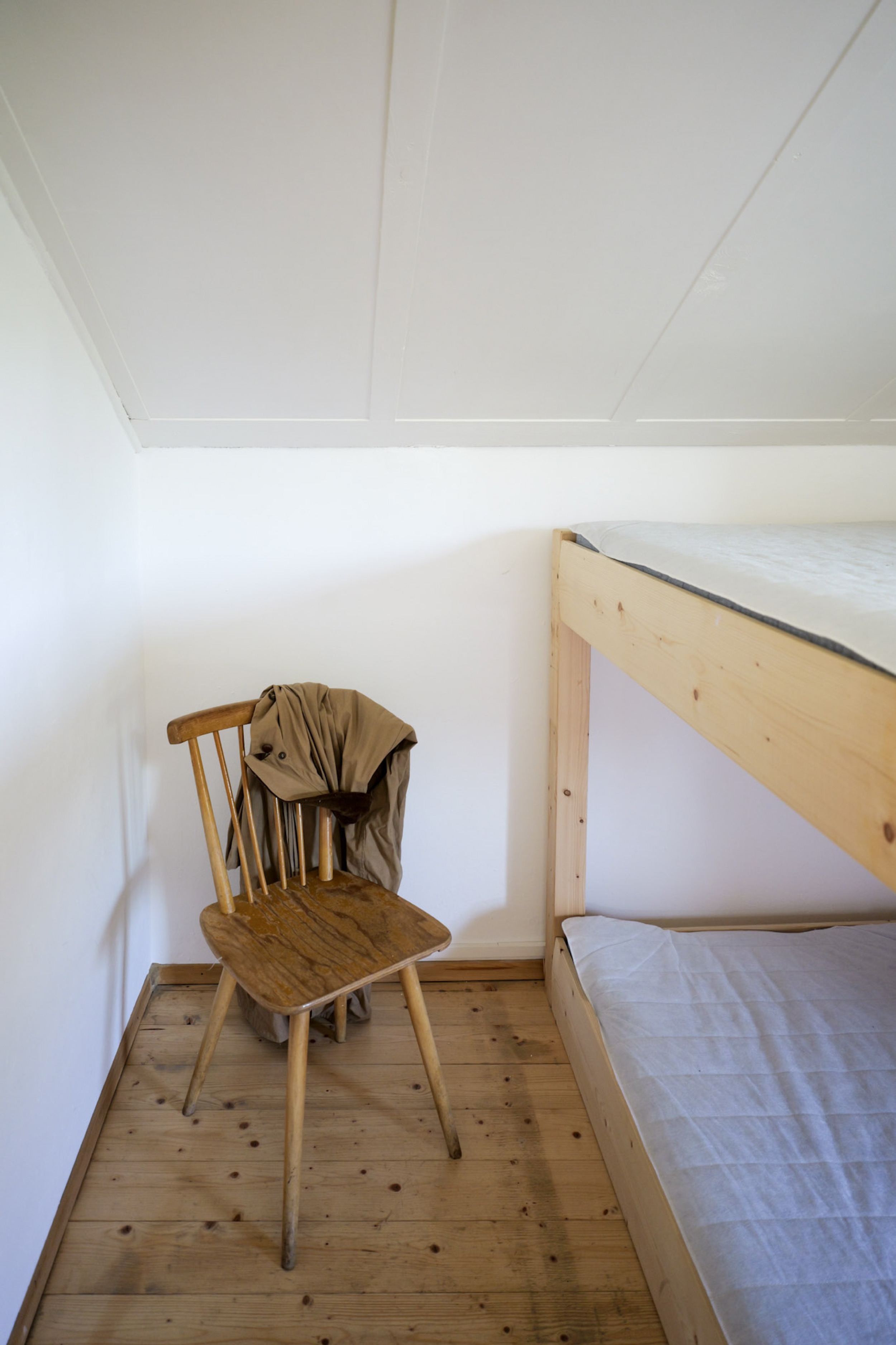 bergwacht-schlafsaal-offenes-fenster-mit-korb-auf-stuhl