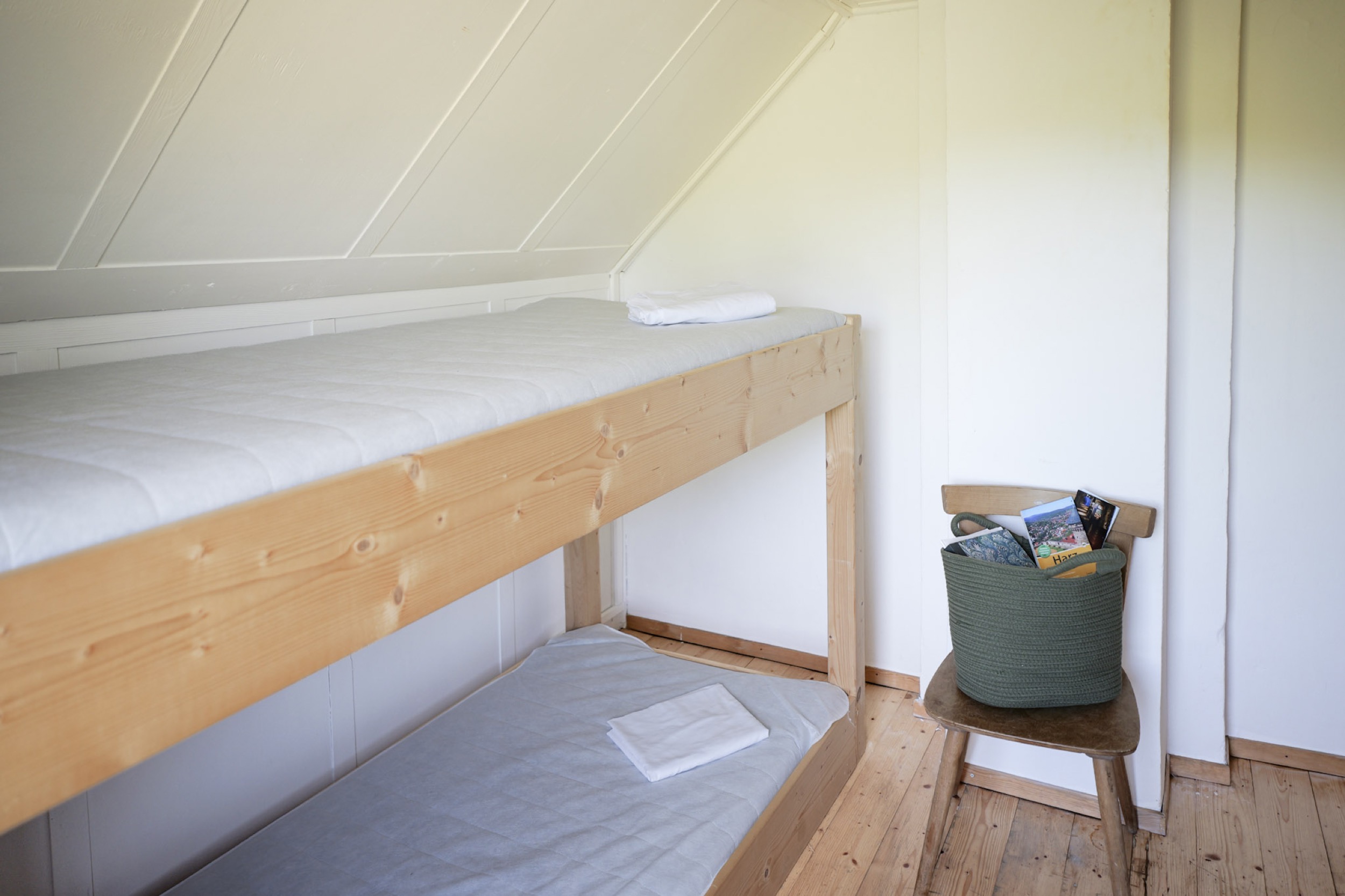 bergwacht schlafsaal stockbett ecke mit reisemagazinen im korb