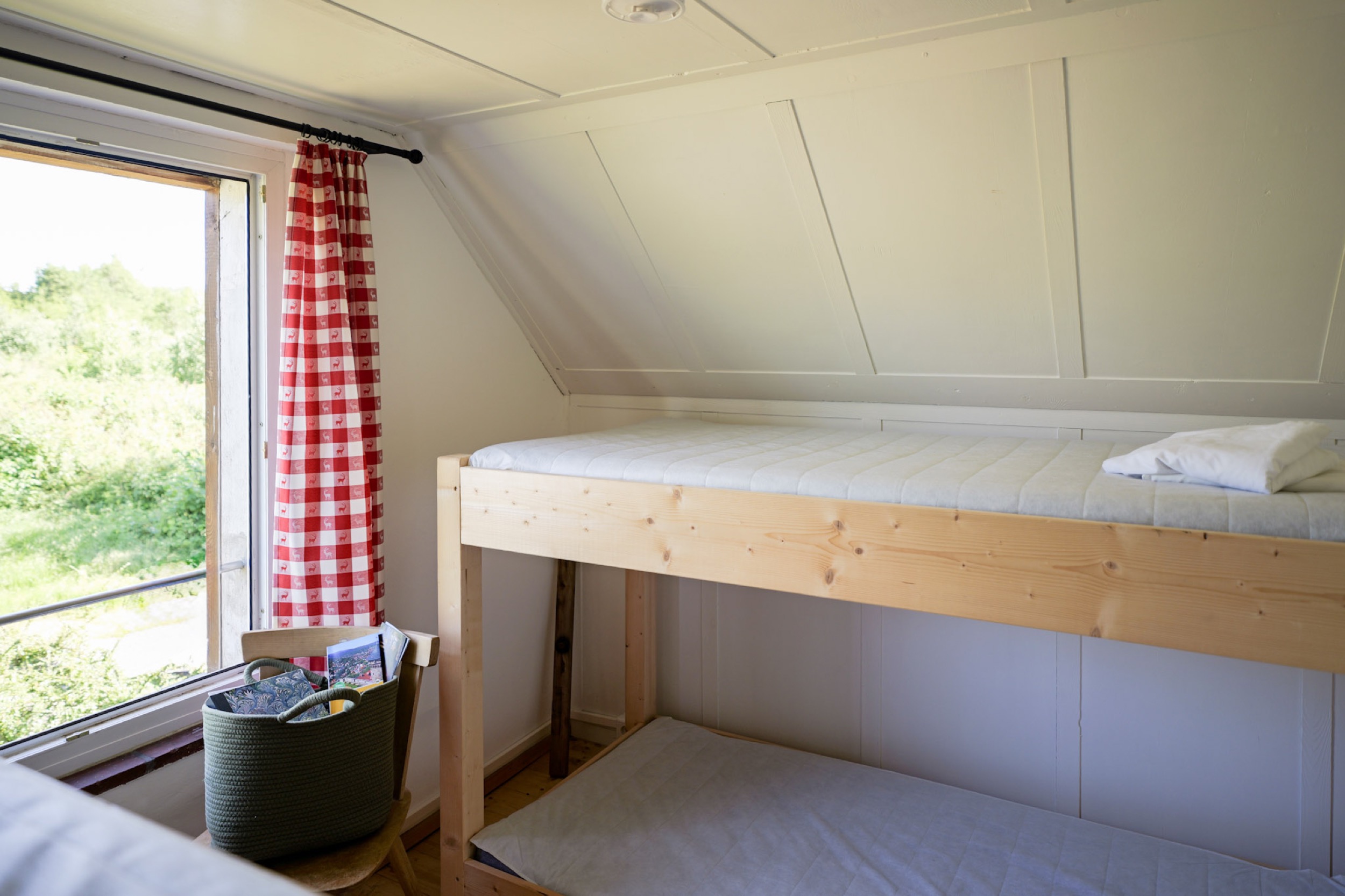 bergwacht schlafsaal stockbett mit stuhl und jacke nahaufnahme