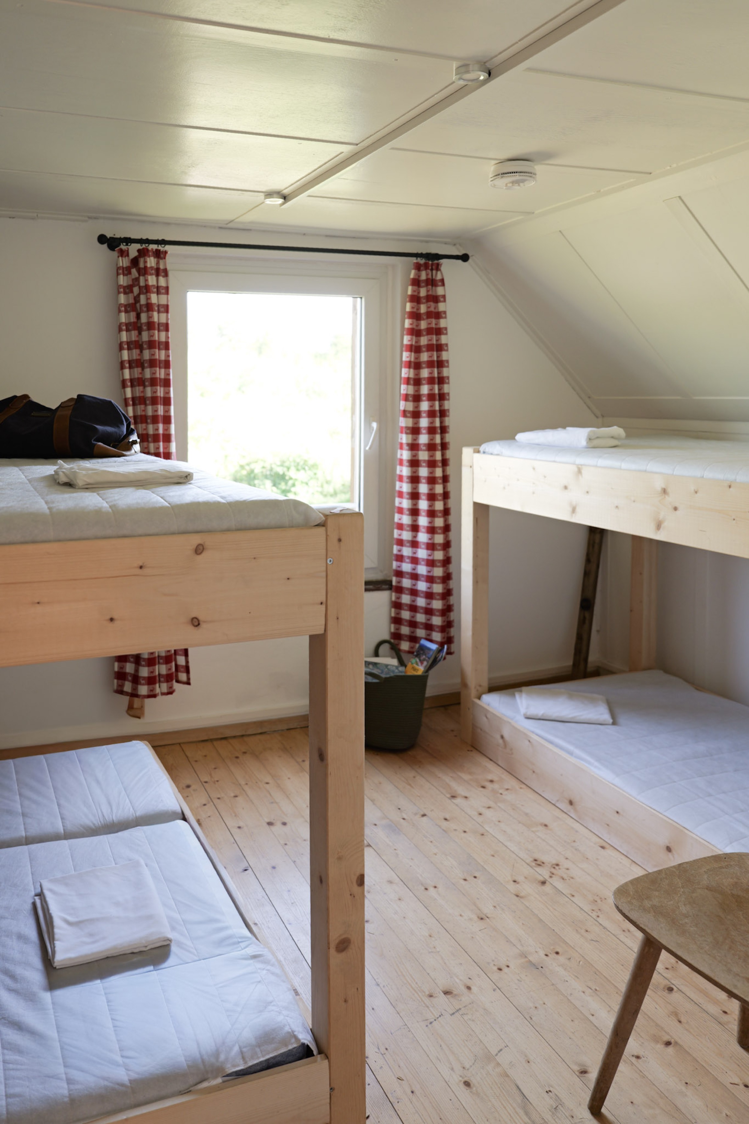 bergwacht-schlafsaal-stockbetten-mit-tasche-und-hocker