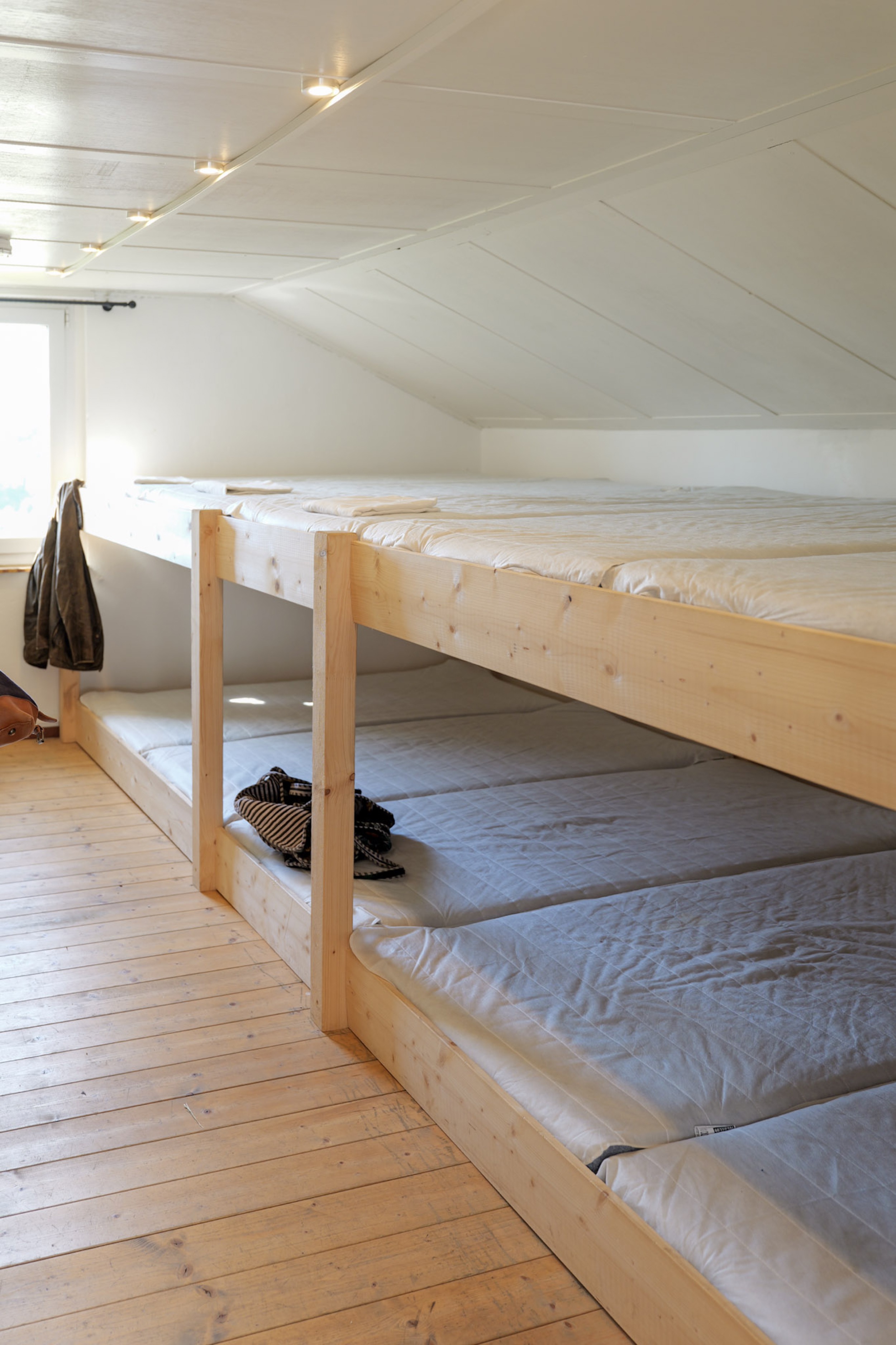 bergwacht-schlafsaal-stockbetten-nahaufnahme-holzverbindungen