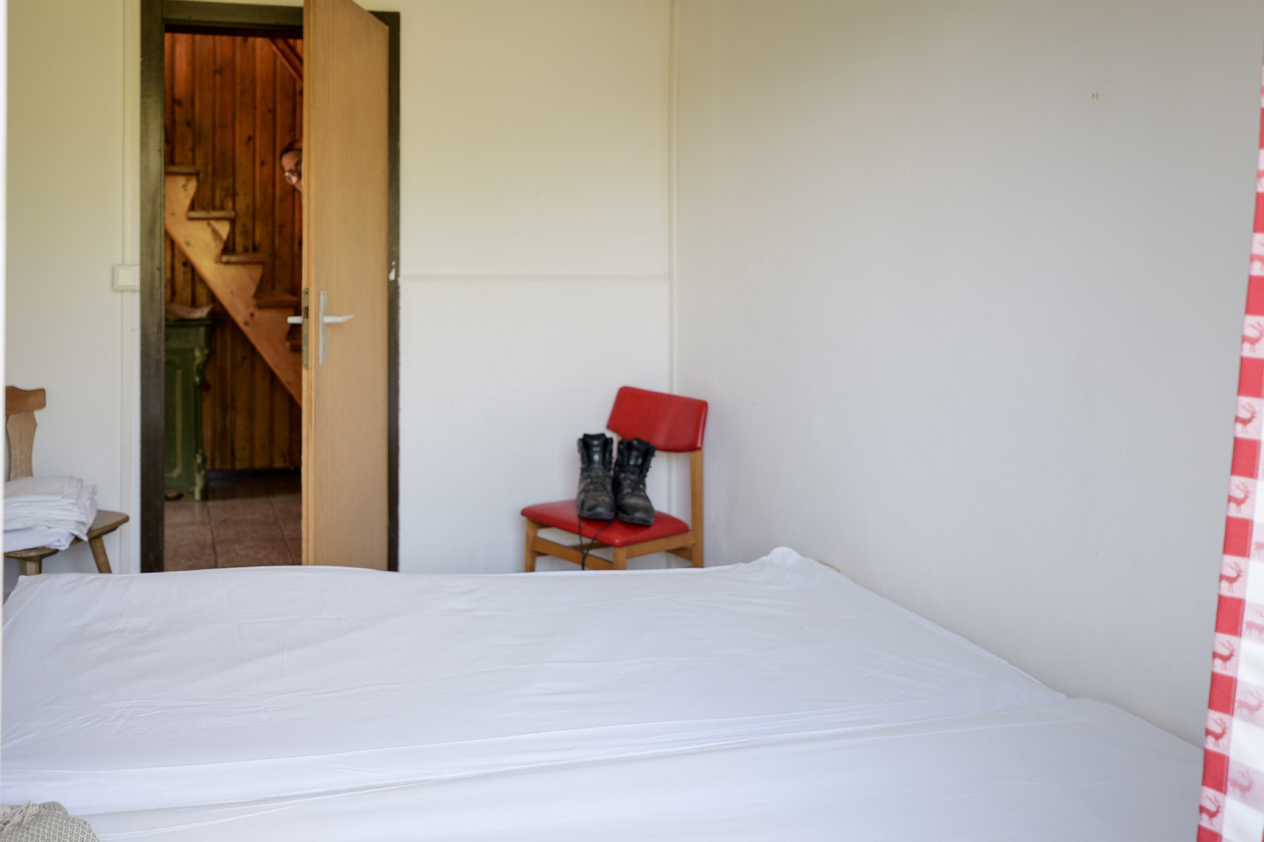 bergwacht schlafzimmer bett mit blick zur treppe
