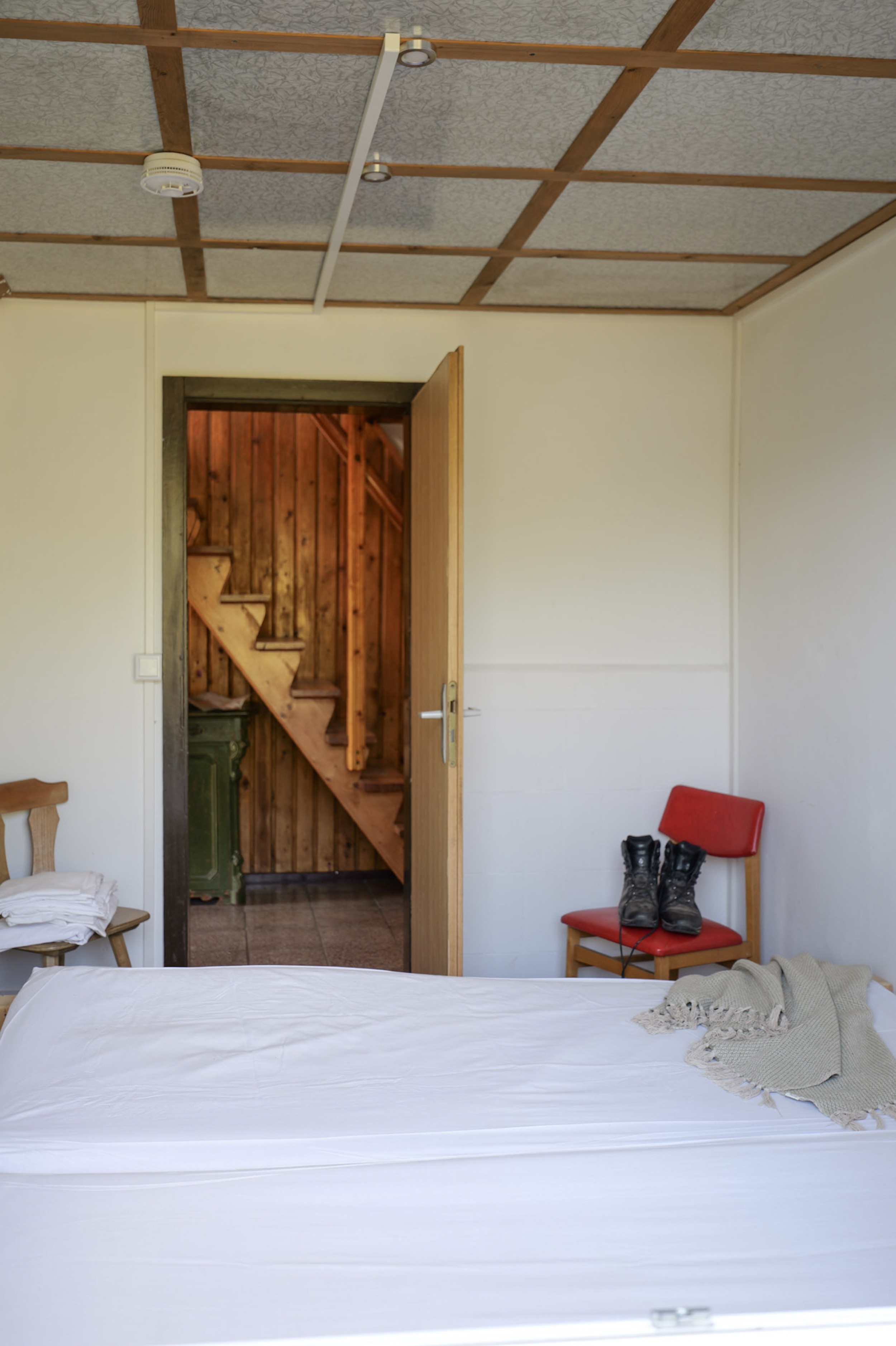 bergwacht-schlafzimmer-deckenblick-mit-holztreppe