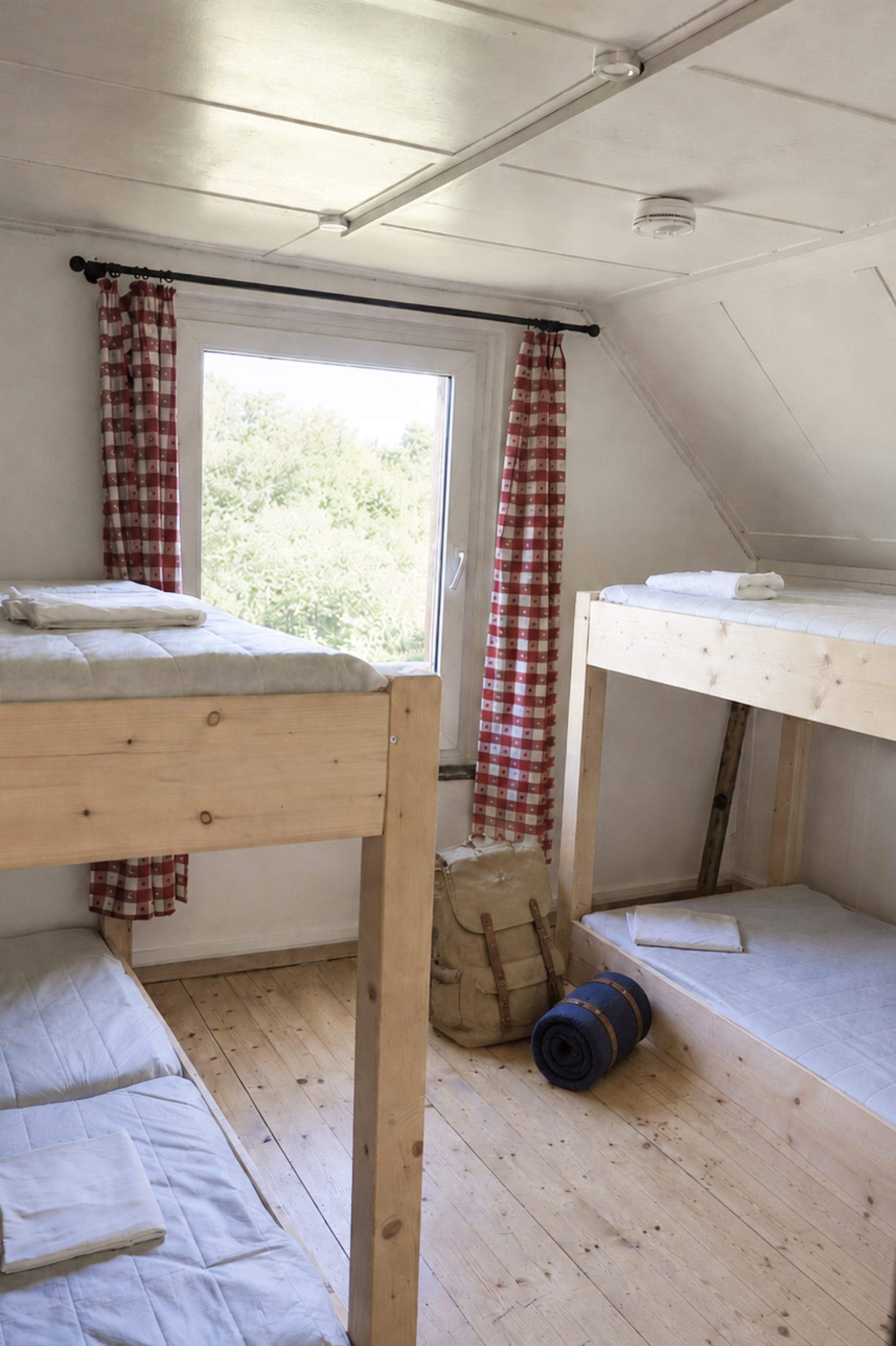 bergwacht-schlafzimmer-etagenbetten-karierte-vorhaenge