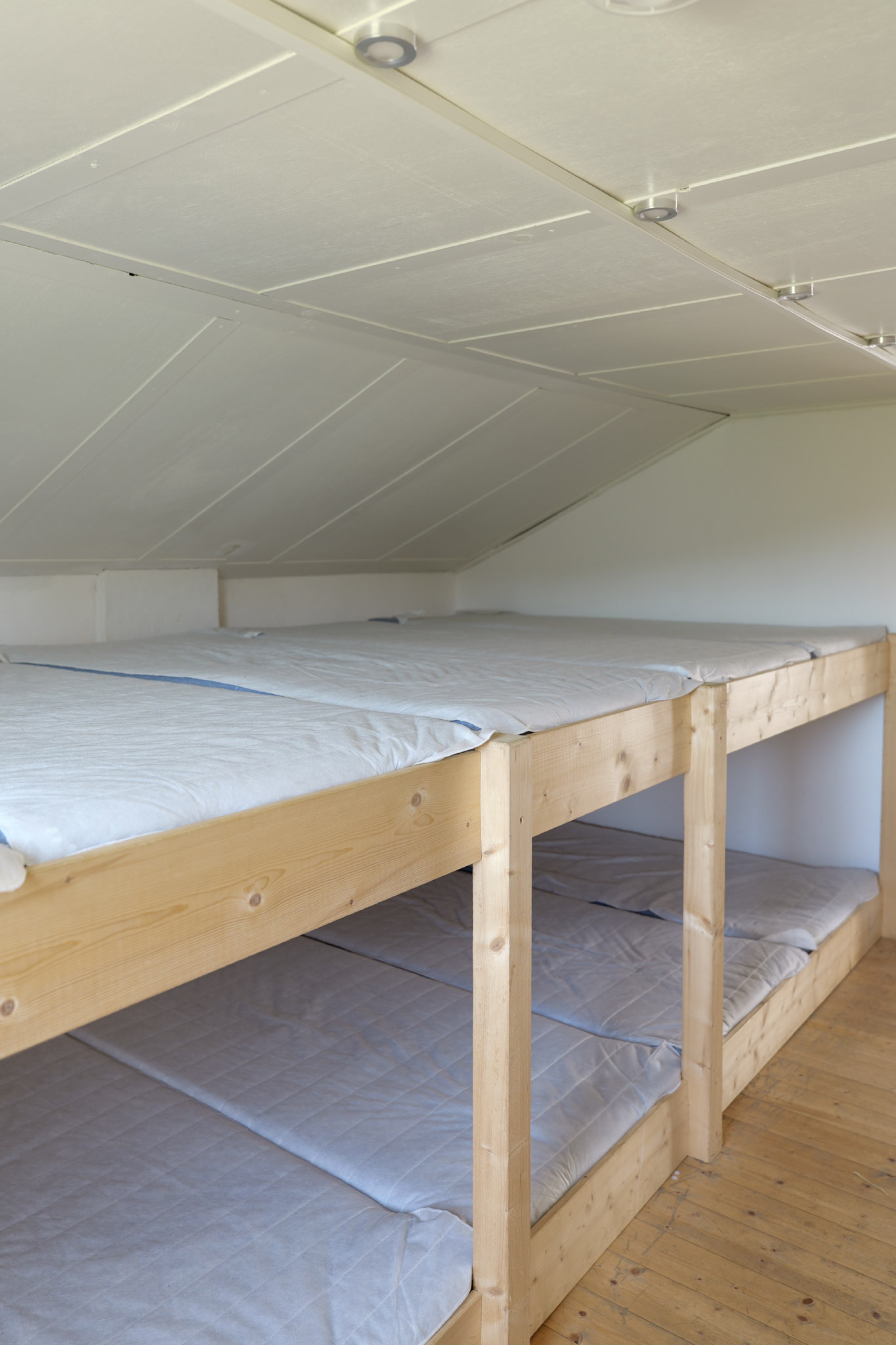 bergwacht-schlafzimmer-mit-hochbetten-unter-dachschraege