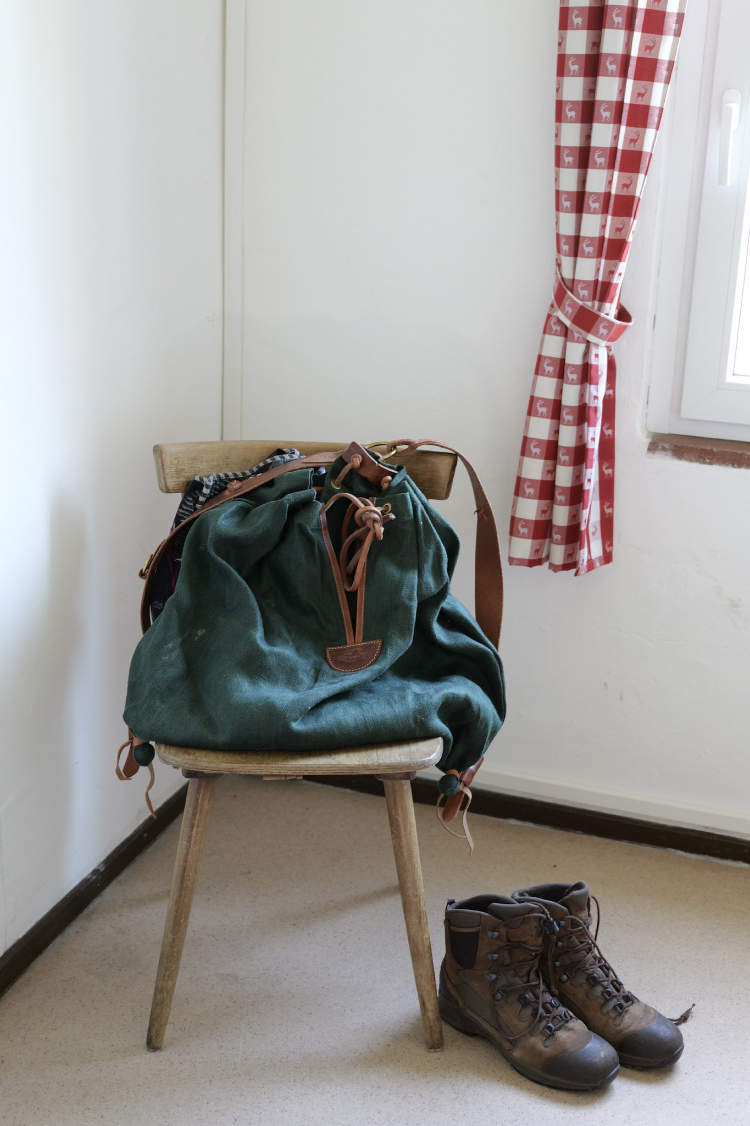 bergwacht-schlafzimmer-stuhl-mit-rucksack-und-wanderschuhen