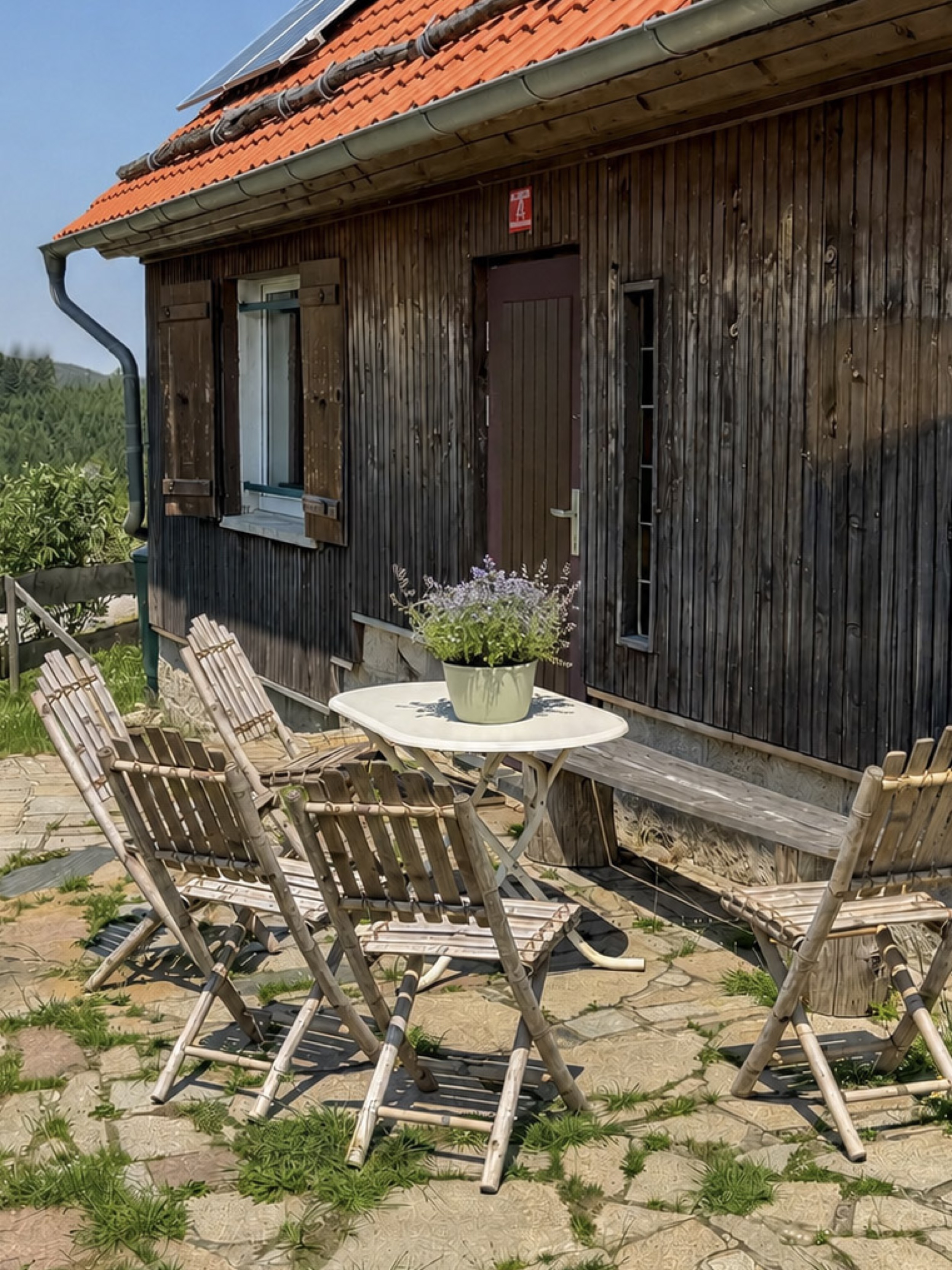 bergwacht-terrasse-sitzgruppe-vor-holzfassade-mit-fensterladen